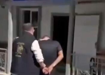 İş arkadaşlarının evinden altın ve para çalan 2 şüpheli yakalandı