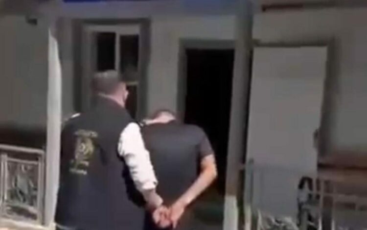 İş arkadaşlarının evinden altın ve para çalan 2 şüpheli yakalandı