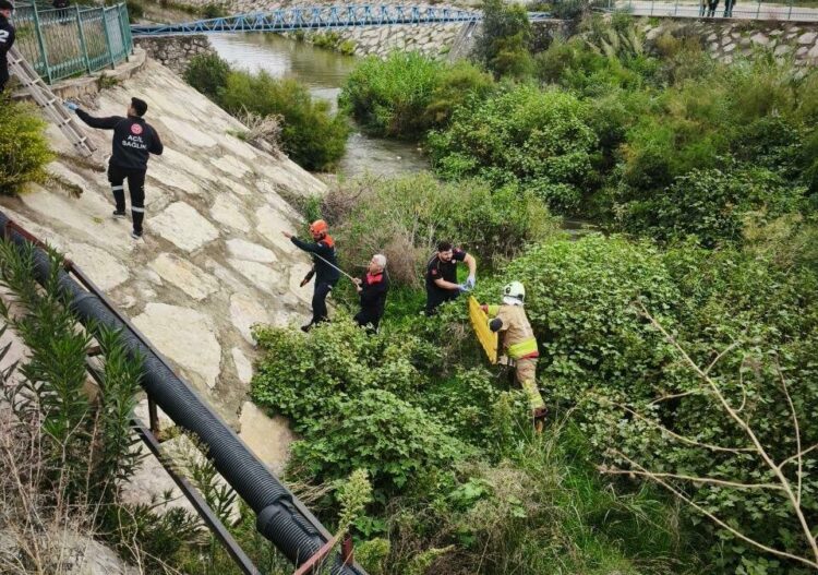 Hatay'da otomobil dereye uçtu; 3 yaralı