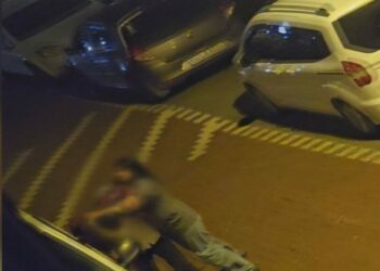 Esenyurt’ta kadının tartıştığı erkeği sokak ortasında darbettiği anlar kamerada