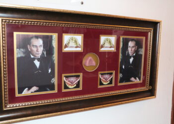 Atatürk'ün damak kalıbının örneği, Enver Paşa'nın azı dişi aynı müzede