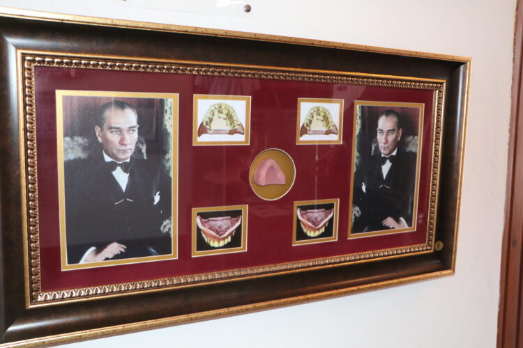 Atatürk'ün damak kalıbının örneği, Enver Paşa'nın azı dişi aynı müzede