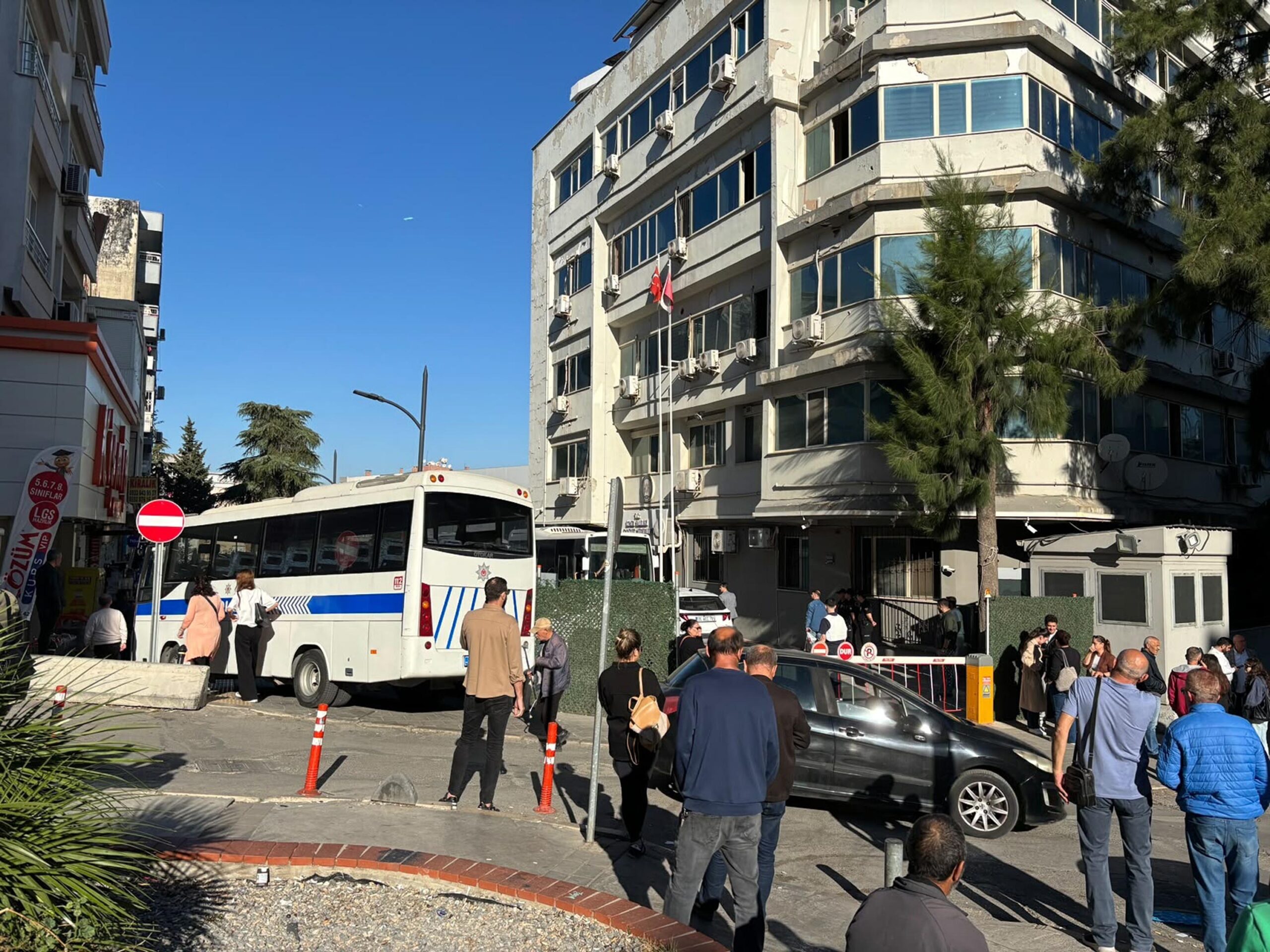 Bayraklı Belediyesi’ne operasyon: 46 gözaltı