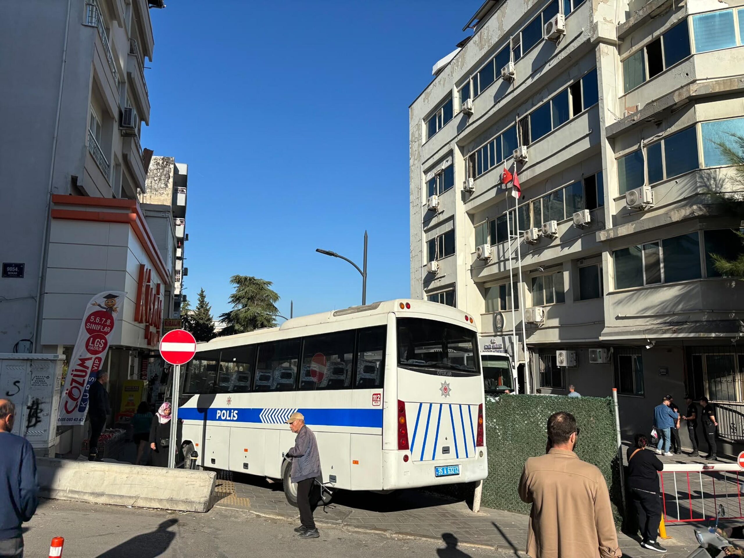 Bayraklı Belediyesi’ne operasyon: 46 gözaltı