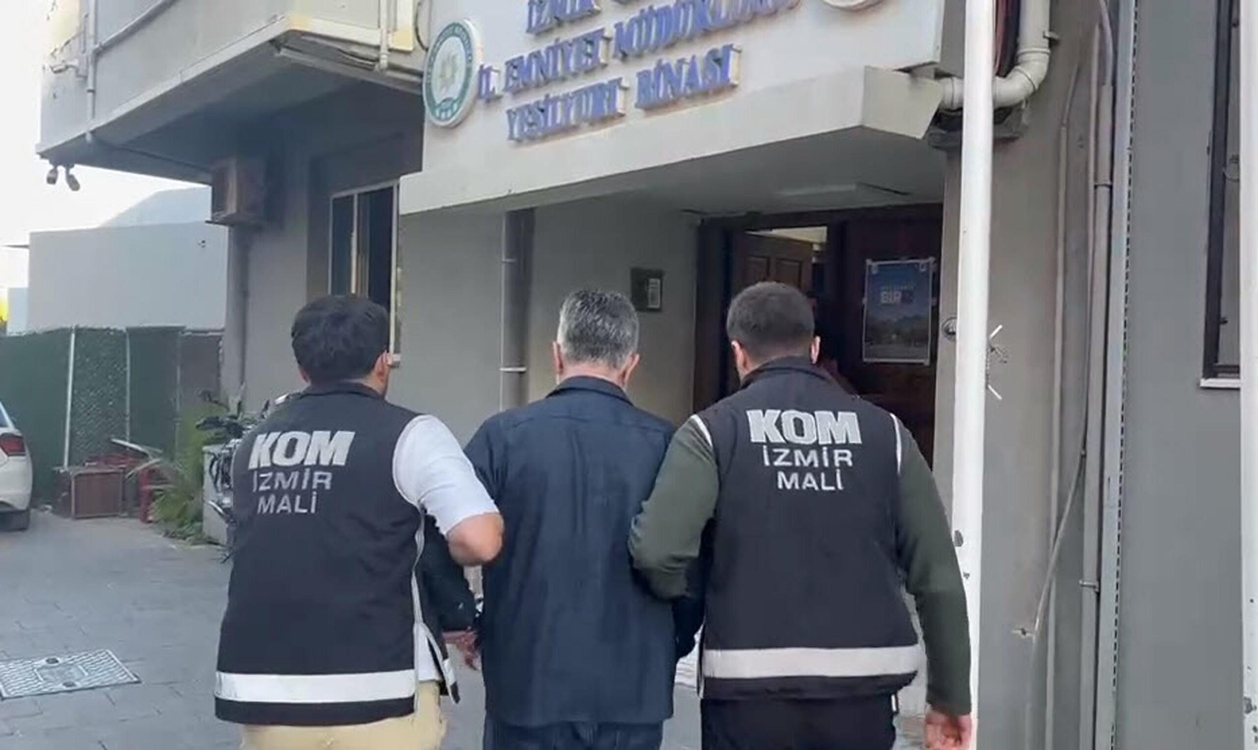 Bayraklı Belediyesi’ne operasyon: 46 gözaltı