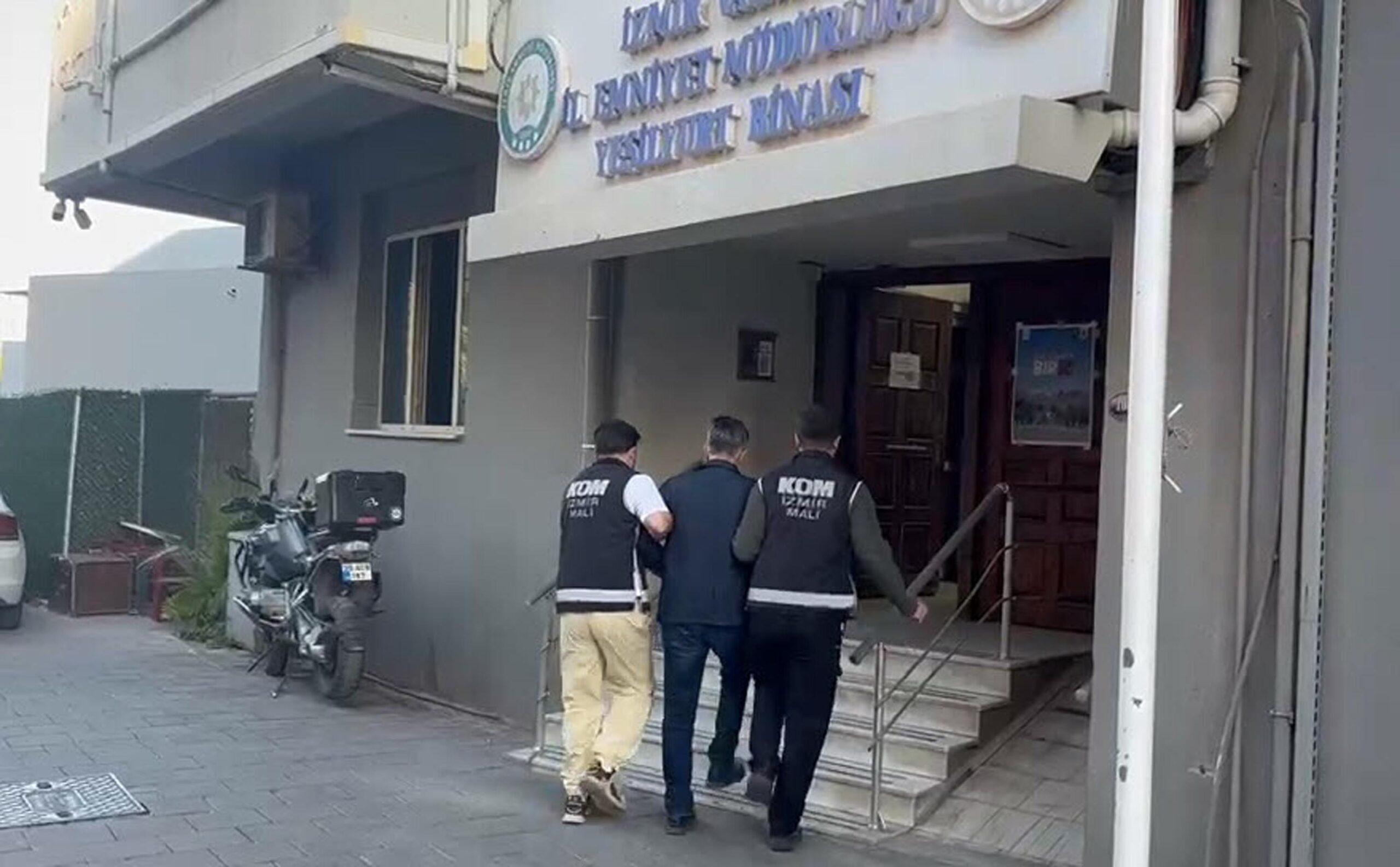 Bayraklı Belediyesi’ne operasyon: 46 gözaltı