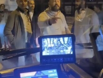 Esenyurt'ta durakta kalan yolcular, servisi biten İETT otobüsünün önünü kesti