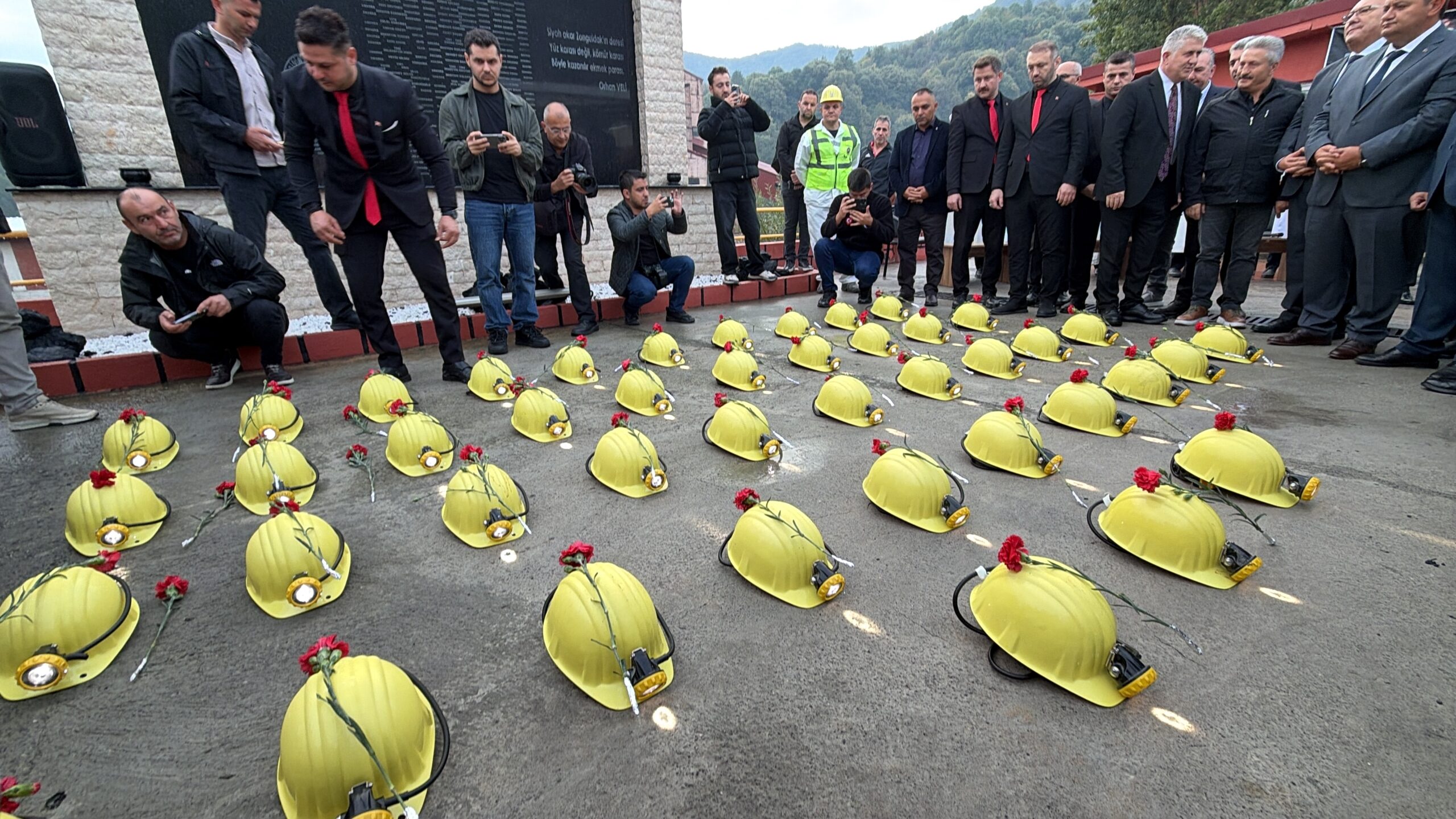 Maden faciasında ölen 43 işçi anıldı
