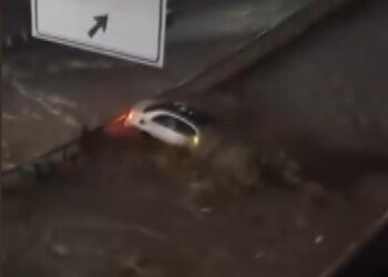 Sarıyer'de selde sürüklenen otomobil, bariyerde durdu