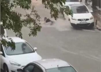 Şişli'de sel sularına kapılan kadın son anda kurtarıldı