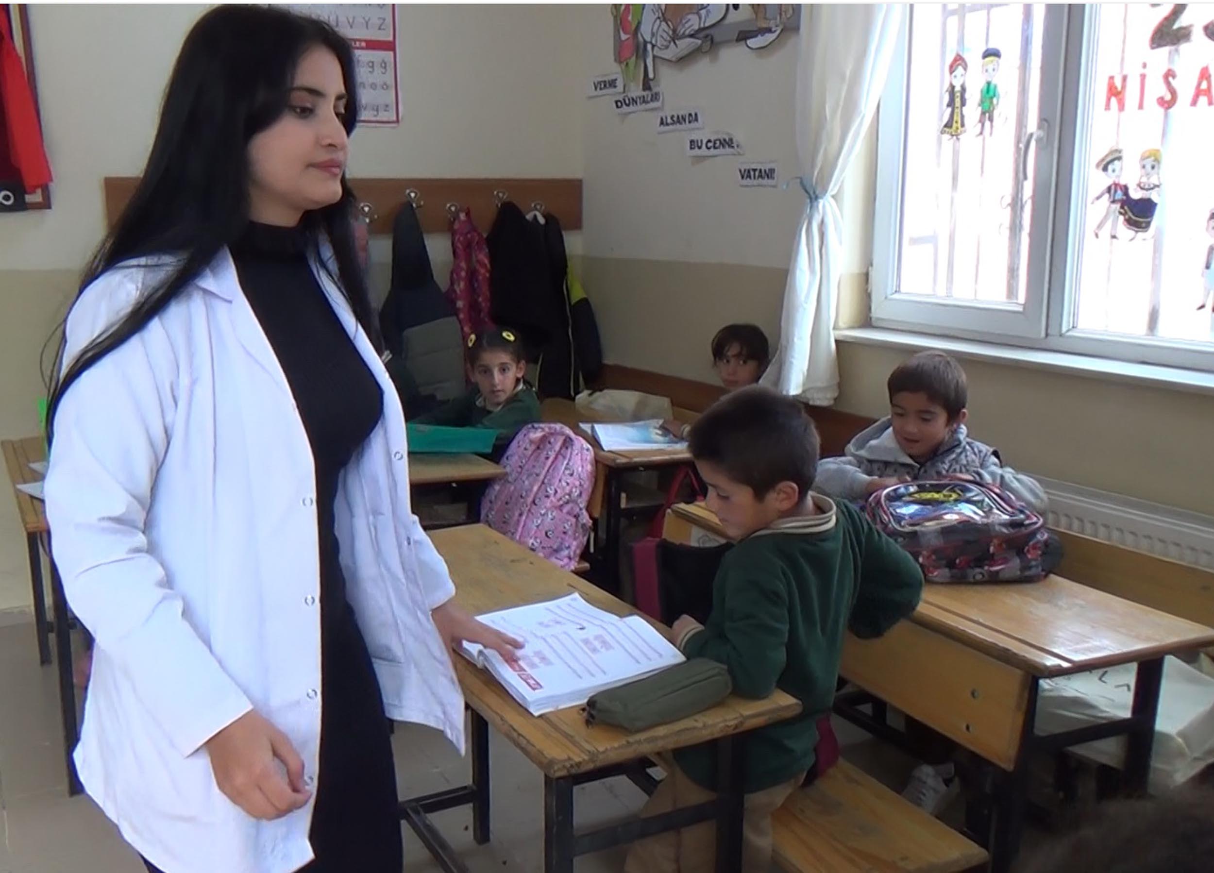 İkizler Fatmanur ve Zehranur, aynı okulda öğretmenlik yapıyor