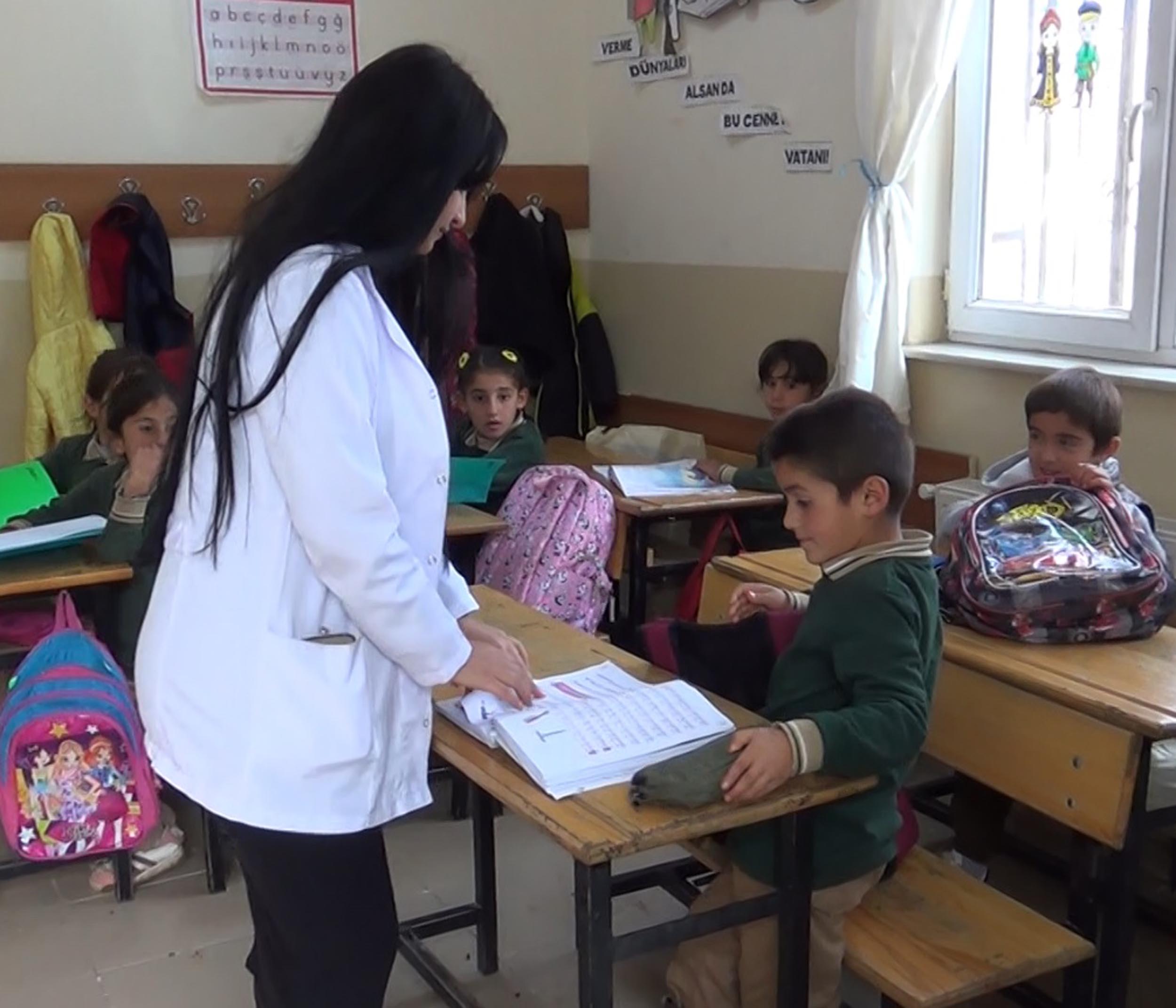 İkizler Fatmanur ve Zehranur, aynı okulda öğretmenlik yapıyor