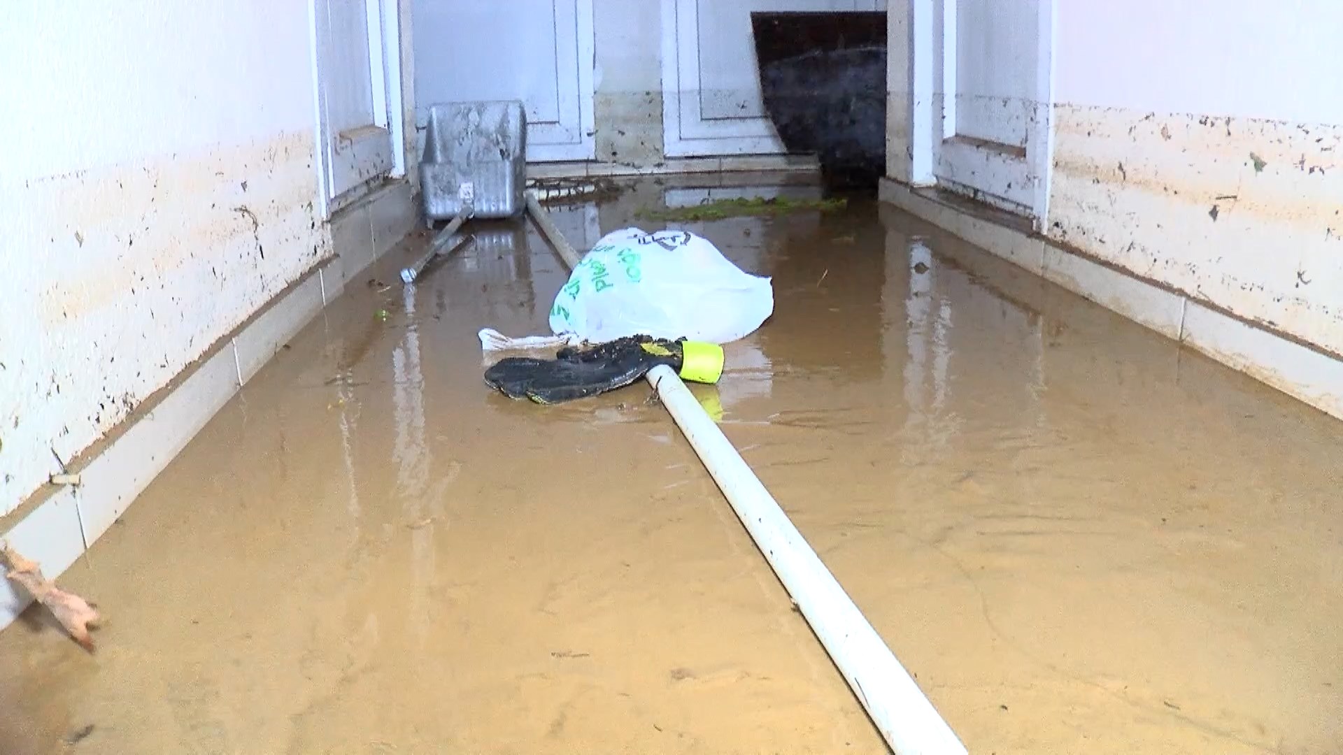 Beykoz'da sağanak sonrası spor kulübünün soyunma odaları çamurla doldu