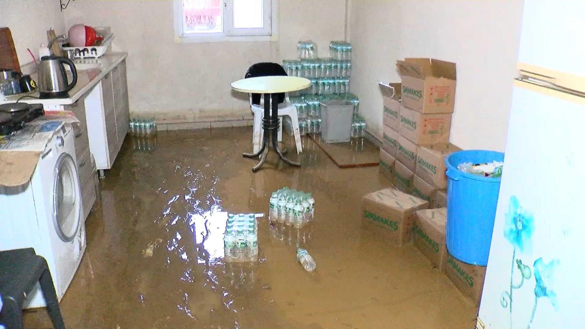 Beykoz'da sağanak sonrası spor kulübünün soyunma odaları çamurla doldu