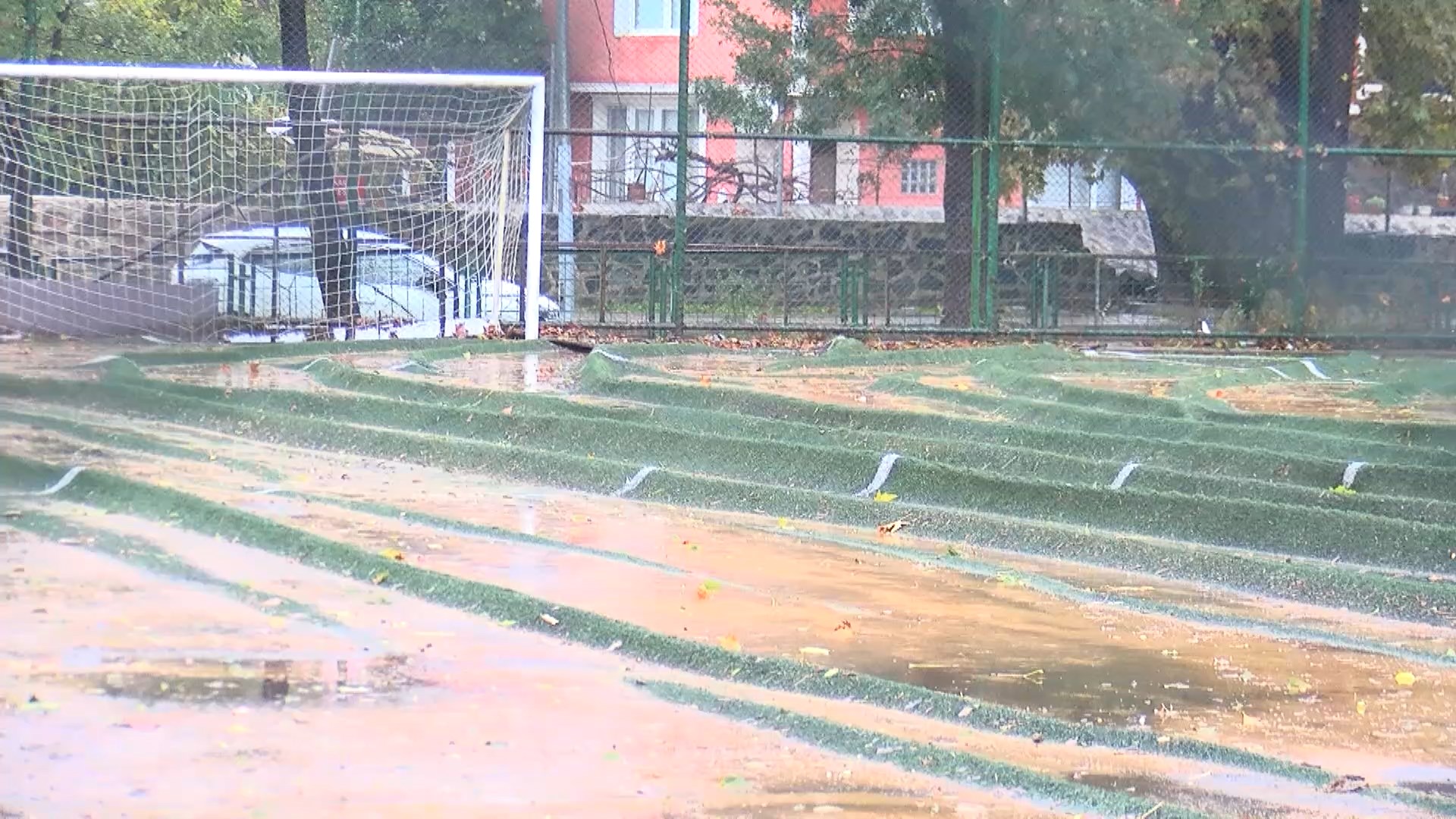 Beykoz'da sağanak sonrası spor kulübünün soyunma odaları çamurla doldu