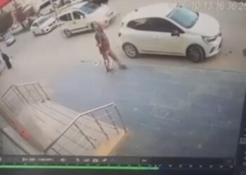 Hafif ticari aracın yayaya çarptığı kaza kamerada