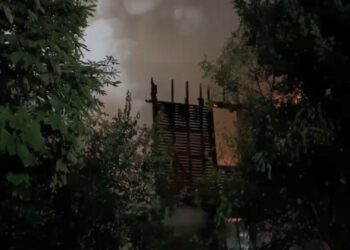 Kadıköy’de 3 katlı ahşap köşkte yangın
