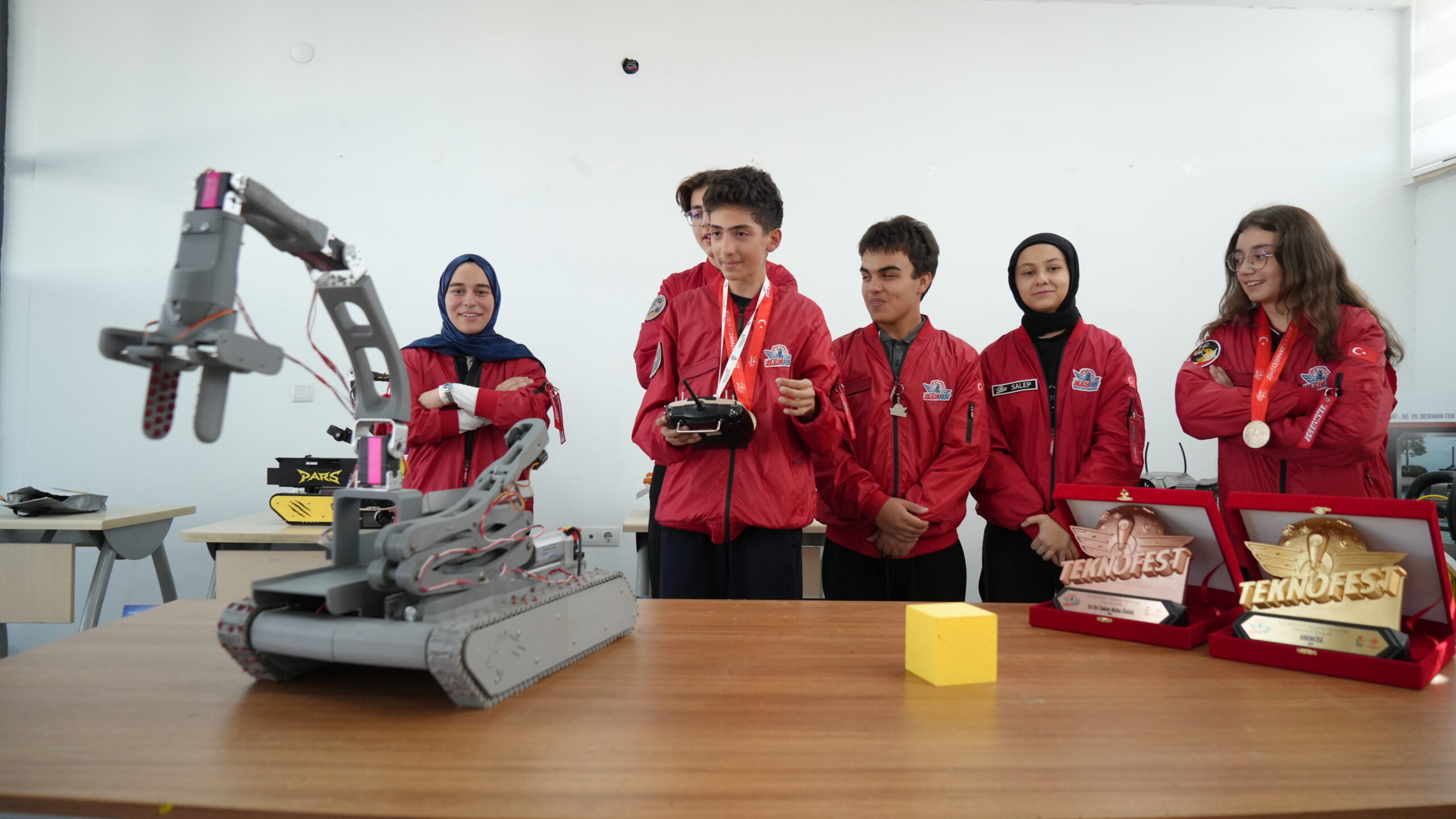 Geliştirdikleri paletli kargo taşıma robotuyla TEKNOFEST’te birinci oldular