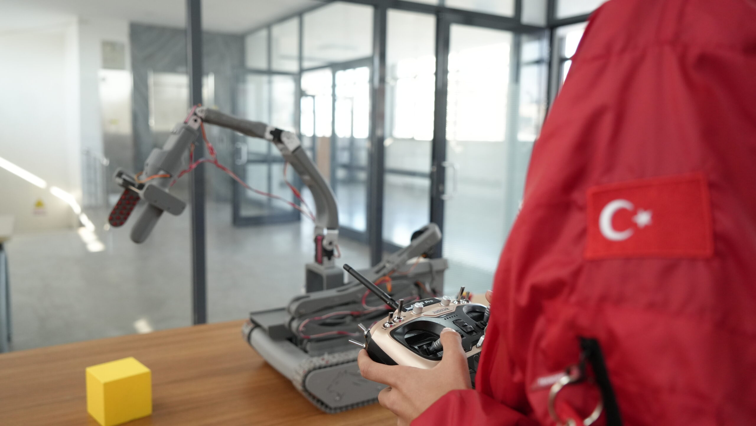 Geliştirdikleri paletli kargo taşıma robotuyla TEKNOFEST’te birinci oldular