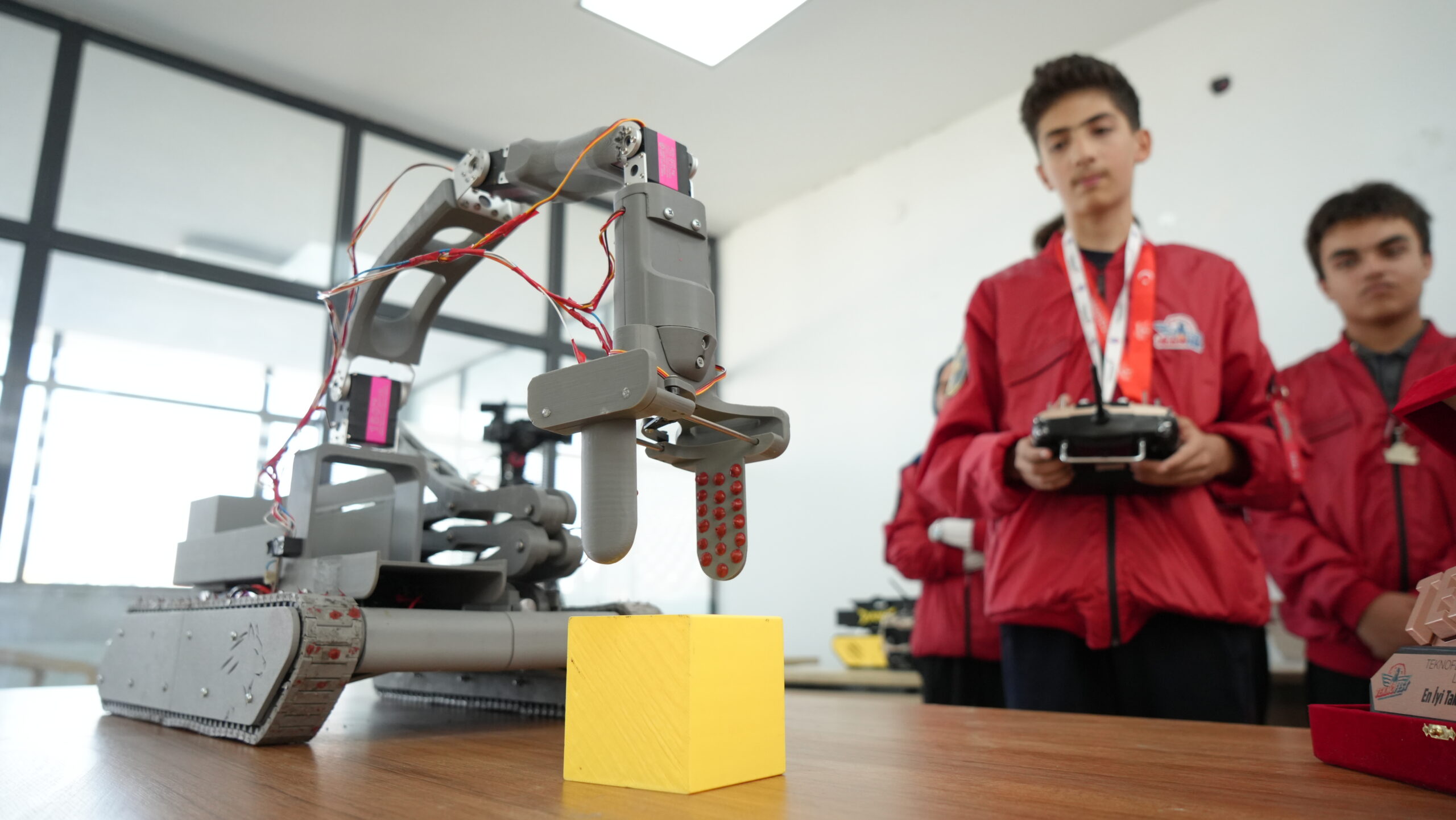 Geliştirdikleri paletli kargo taşıma robotuyla TEKNOFEST’te birinci oldular