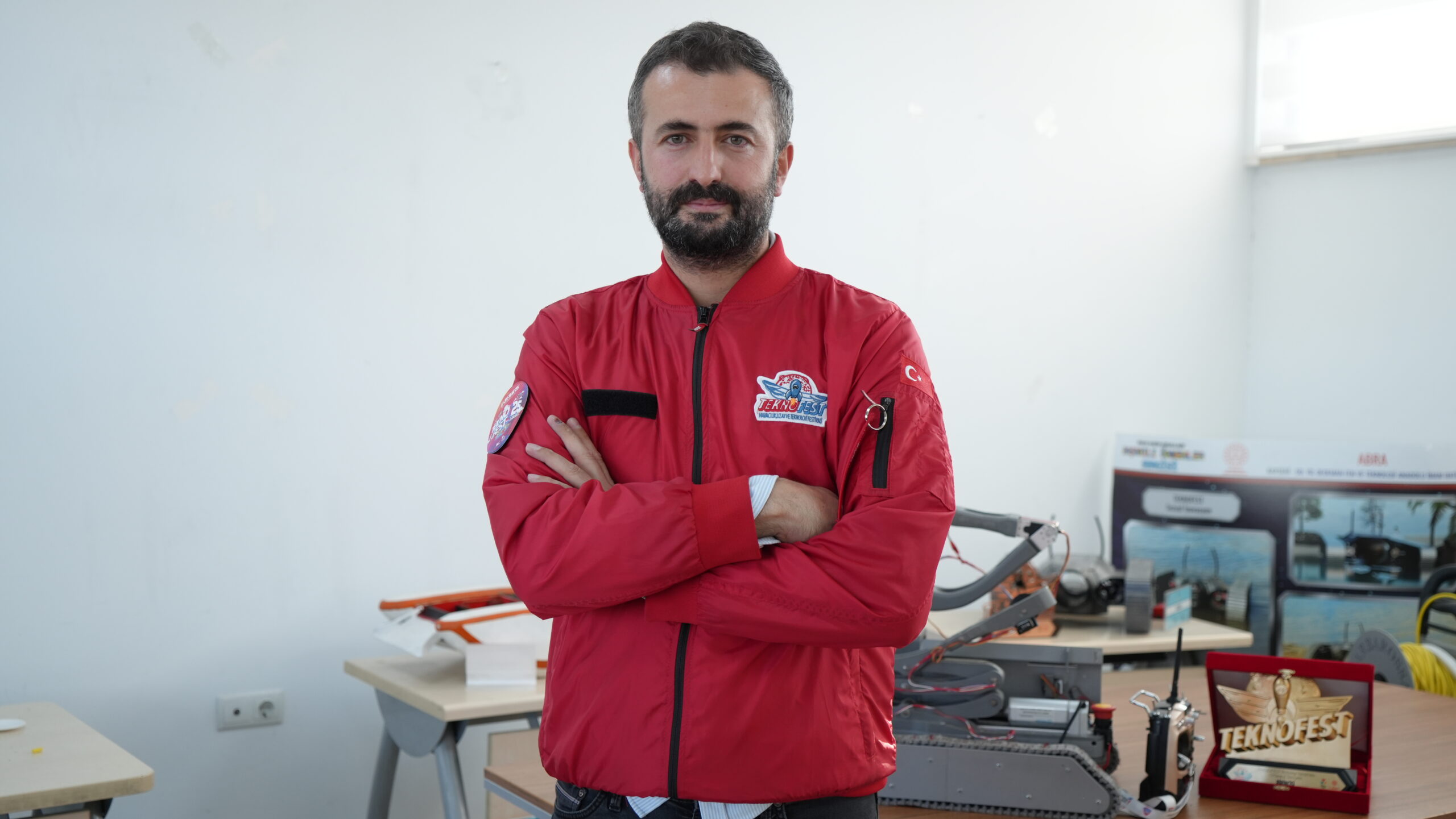 Geliştirdikleri paletli kargo taşıma robotuyla TEKNOFEST’te birinci oldular