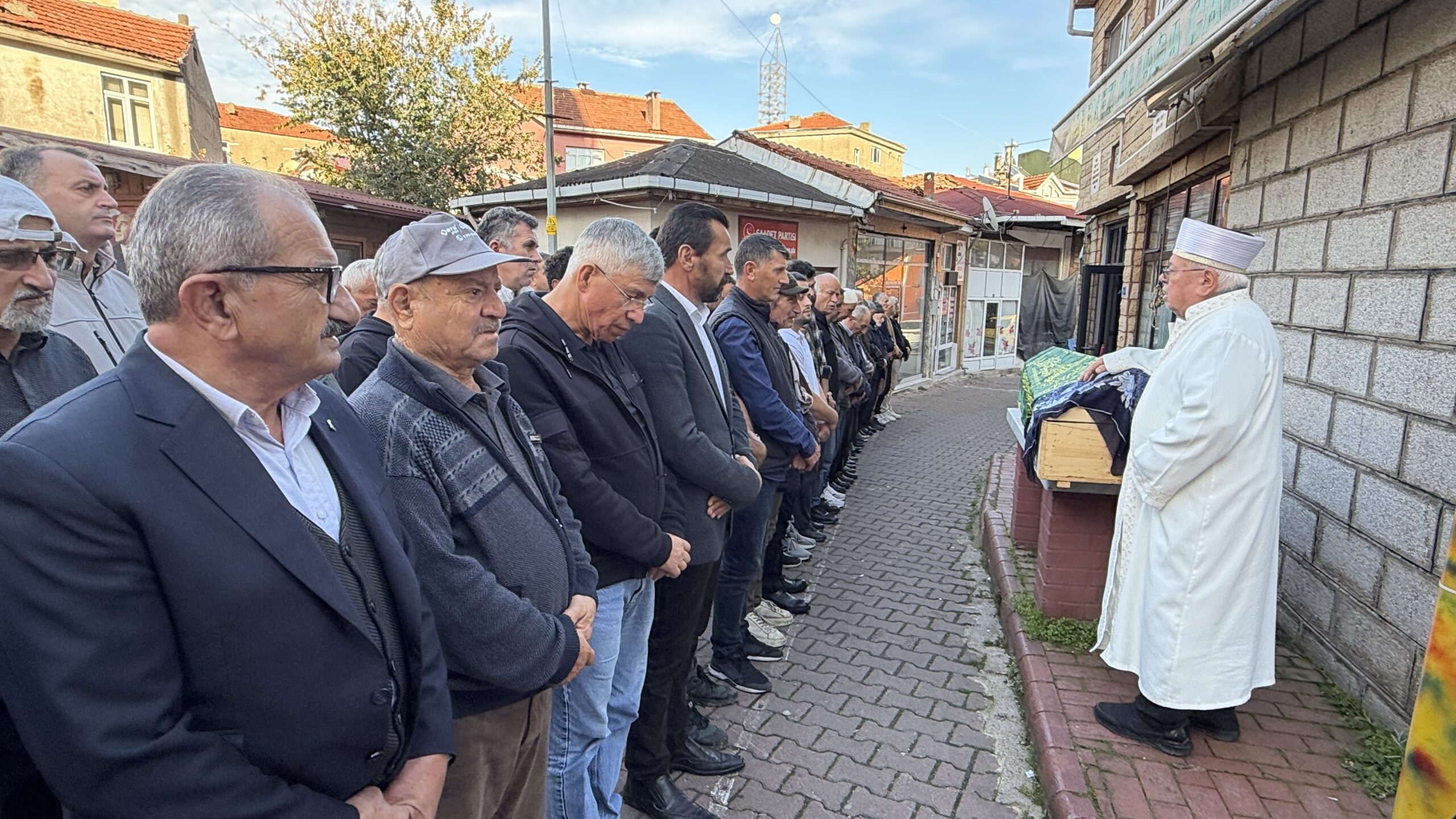 Yıkılan binada yaşamını yitiren kadın toprağa verildi