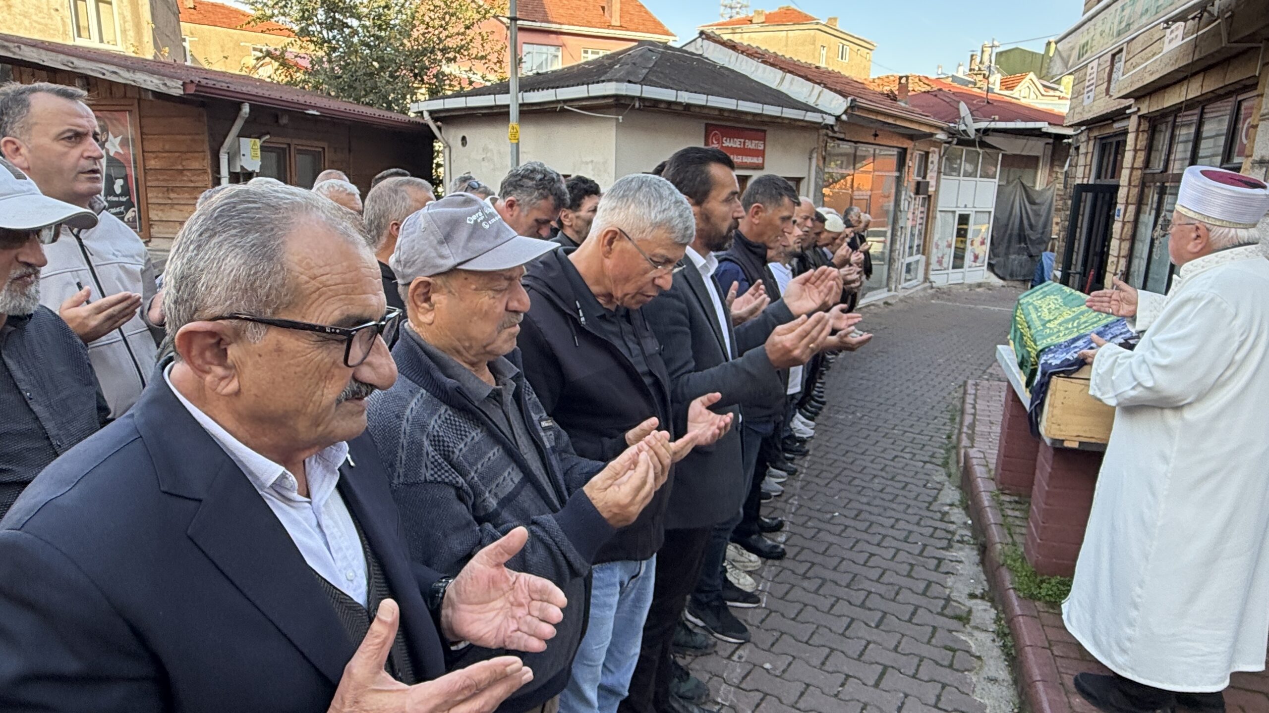 Yıkılan binada yaşamını yitiren kadın toprağa verildi