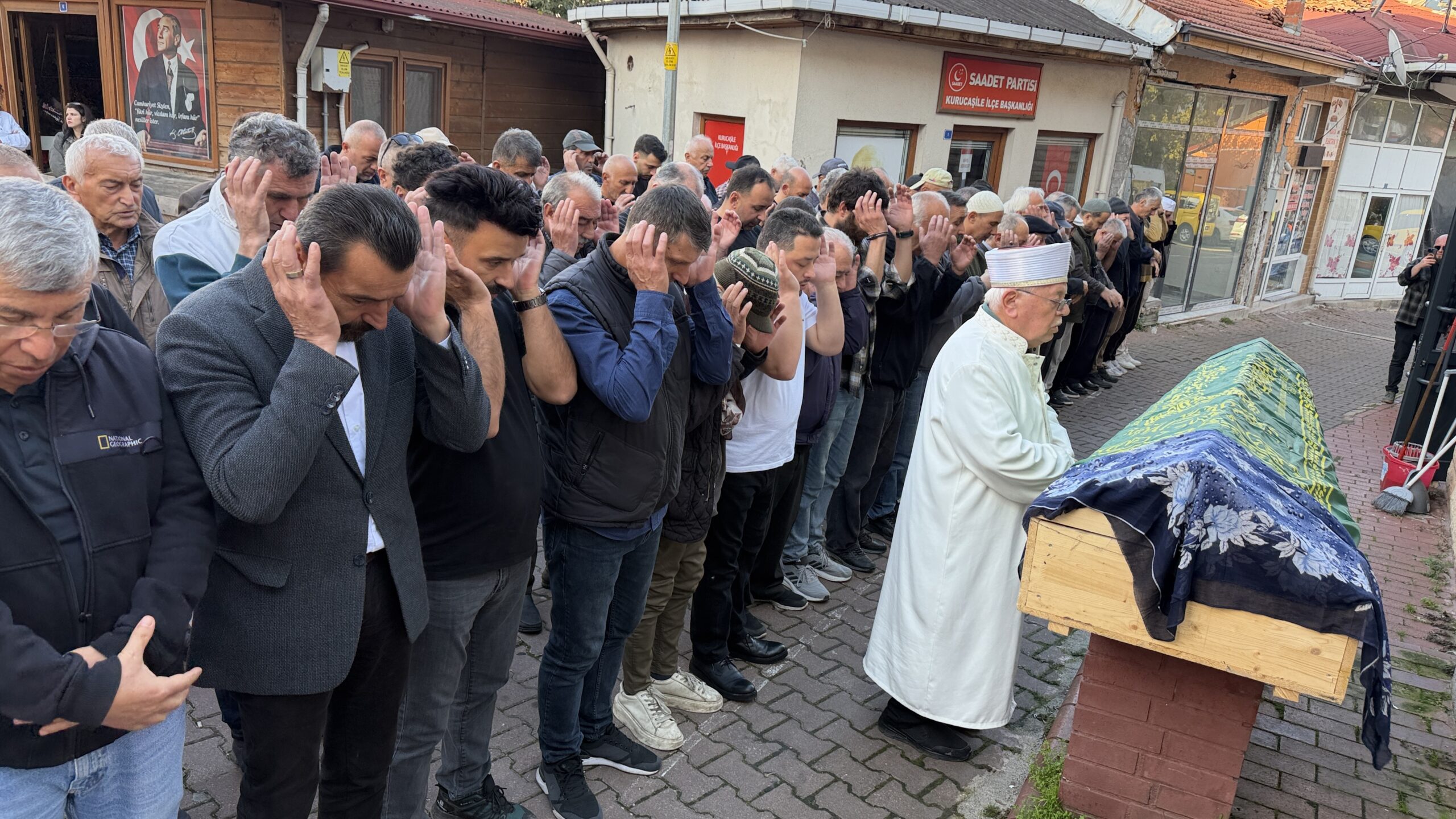 Yıkılan binada yaşamını yitiren kadın toprağa verildi