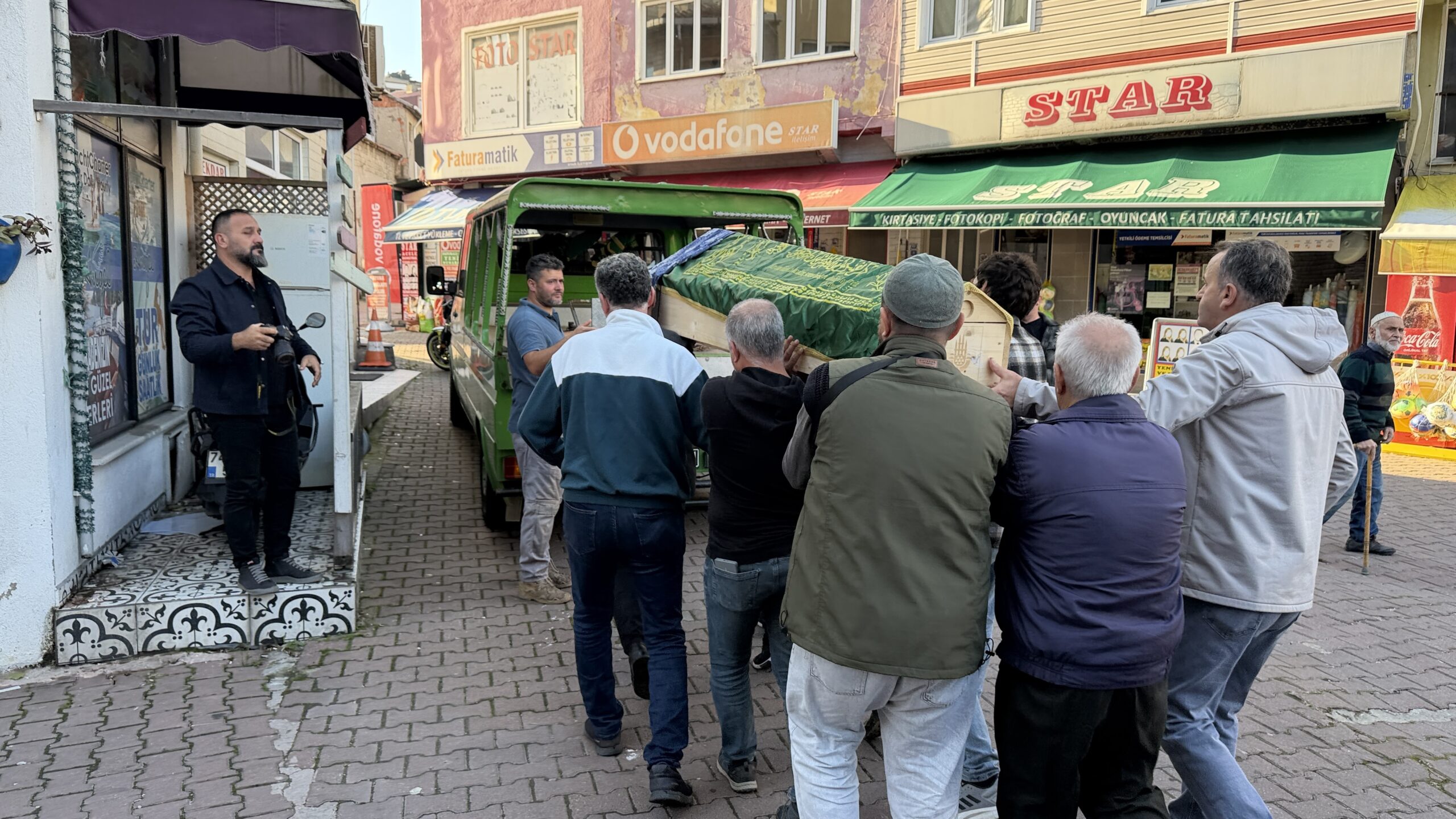 Yıkılan binada yaşamını yitiren kadın toprağa verildi