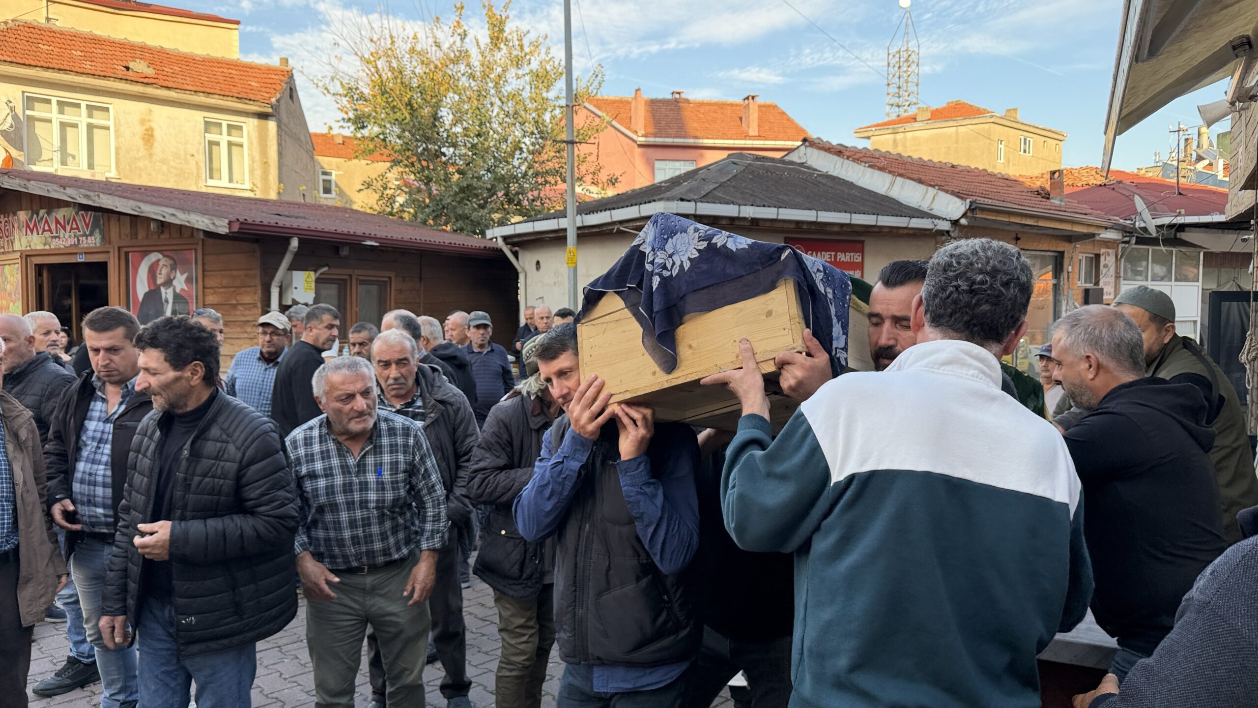 Yıkılan binada yaşamını yitiren kadın toprağa verildi