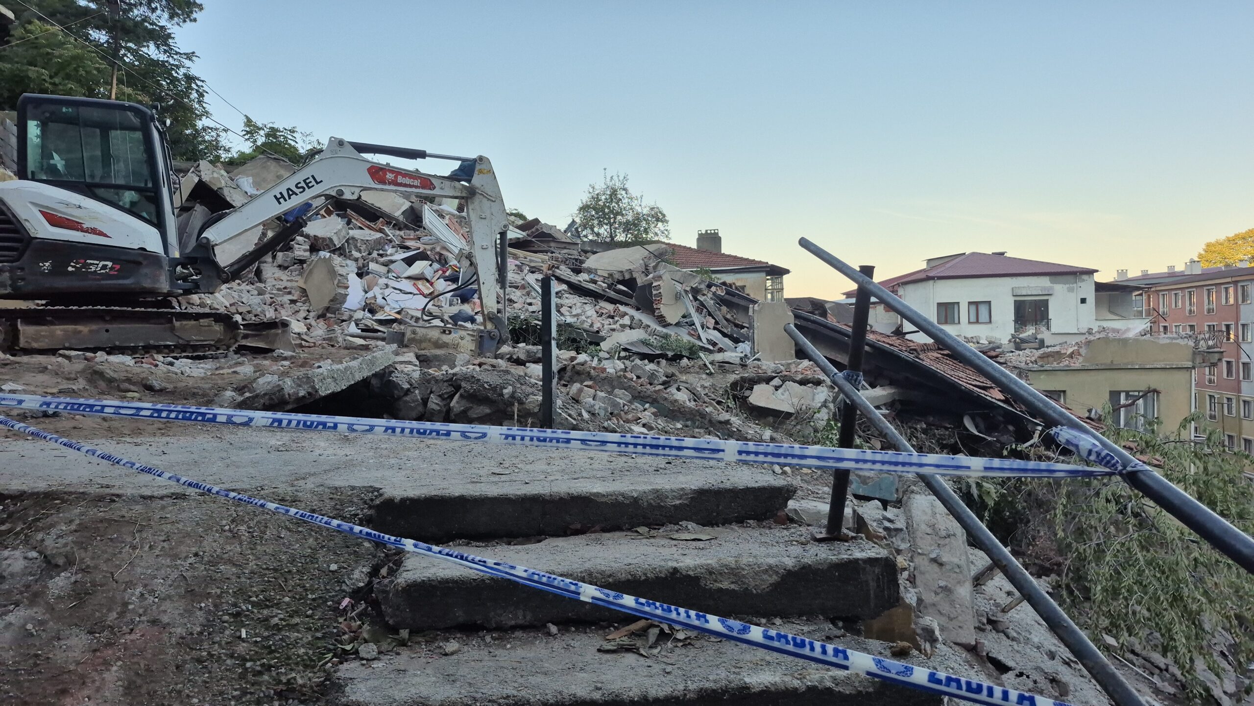 Yıkılan binada yaşamını yitiren kadın toprağa verildi