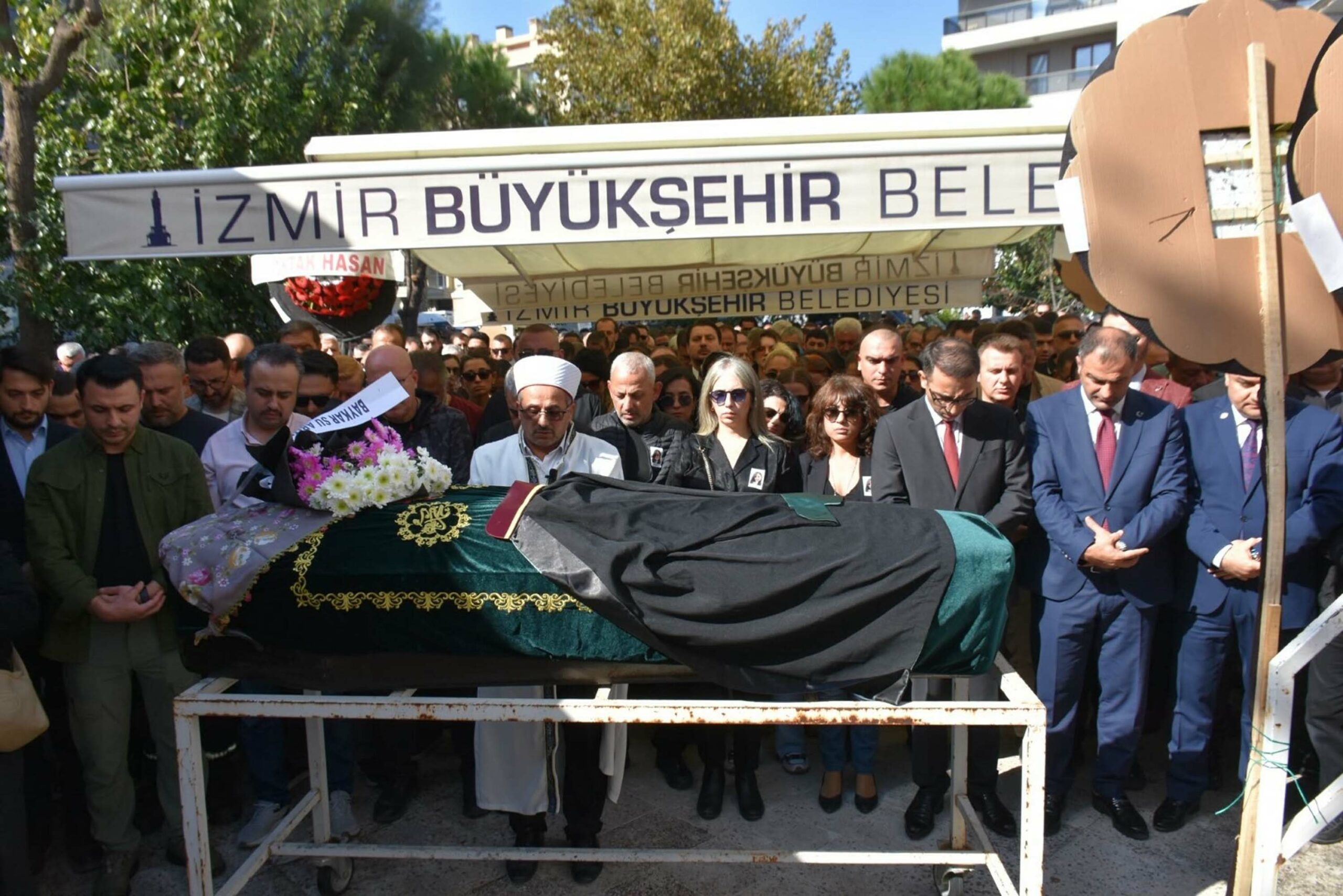 Nişanlısının öldürdüğü Özge, tabutuna konulan avukat cübbesiyle son yolculuğuna uğurlandı