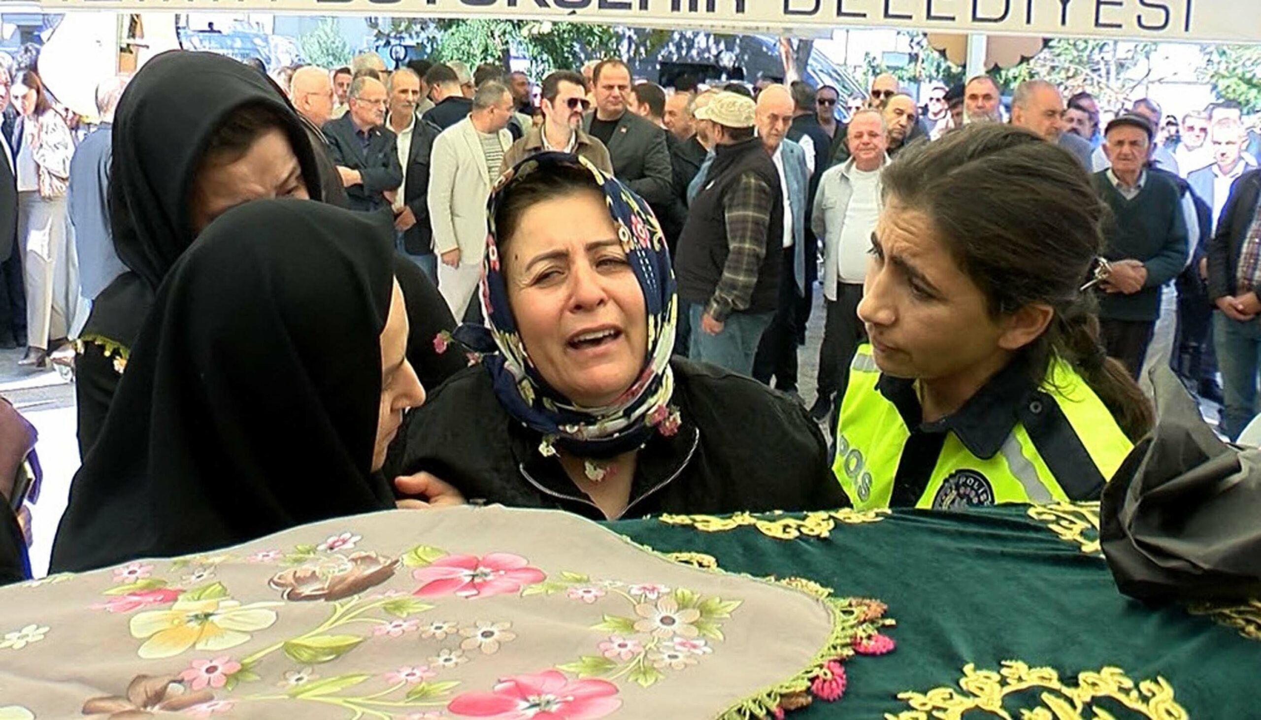 Nişanlısının öldürdüğü Özge, tabutuna konulan avukat cübbesiyle son yolculuğuna uğurlandı