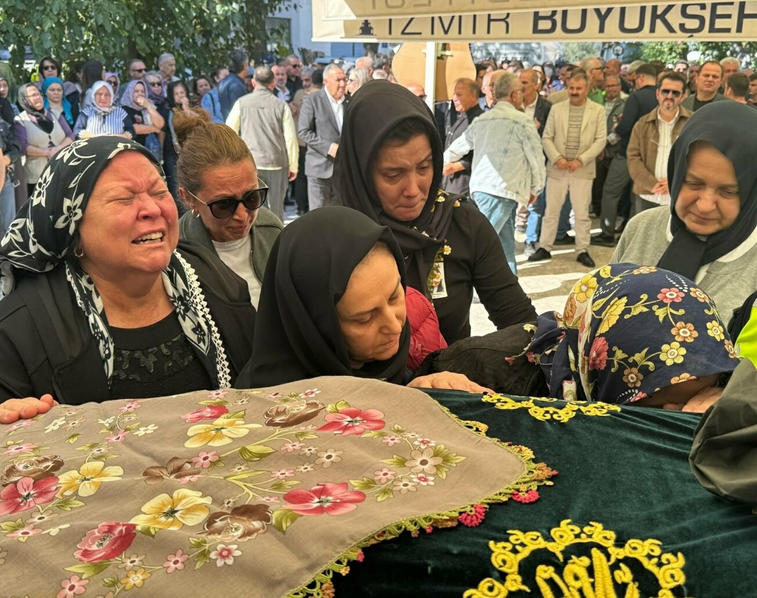 Nişanlısının öldürdüğü Özge, tabutuna konulan avukat cübbesiyle son yolculuğuna uğurlandı