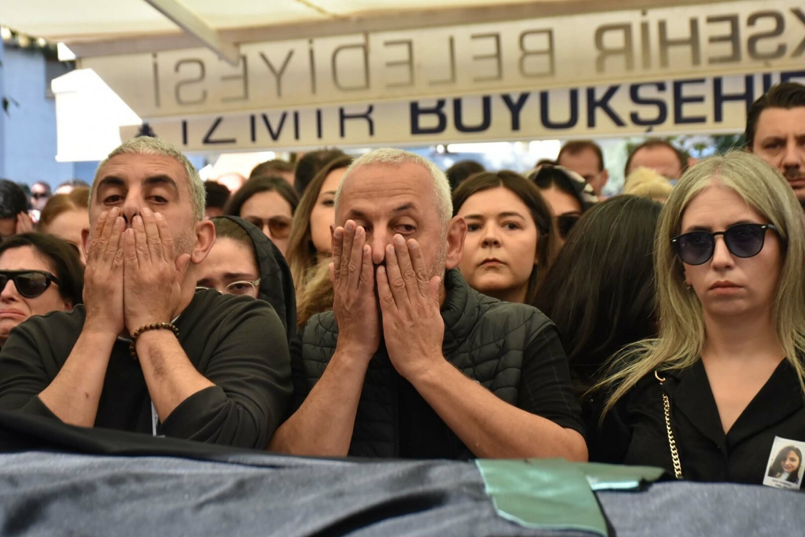 Nişanlısının öldürdüğü Özge, tabutuna konulan avukat cübbesiyle son yolculuğuna uğurlandı