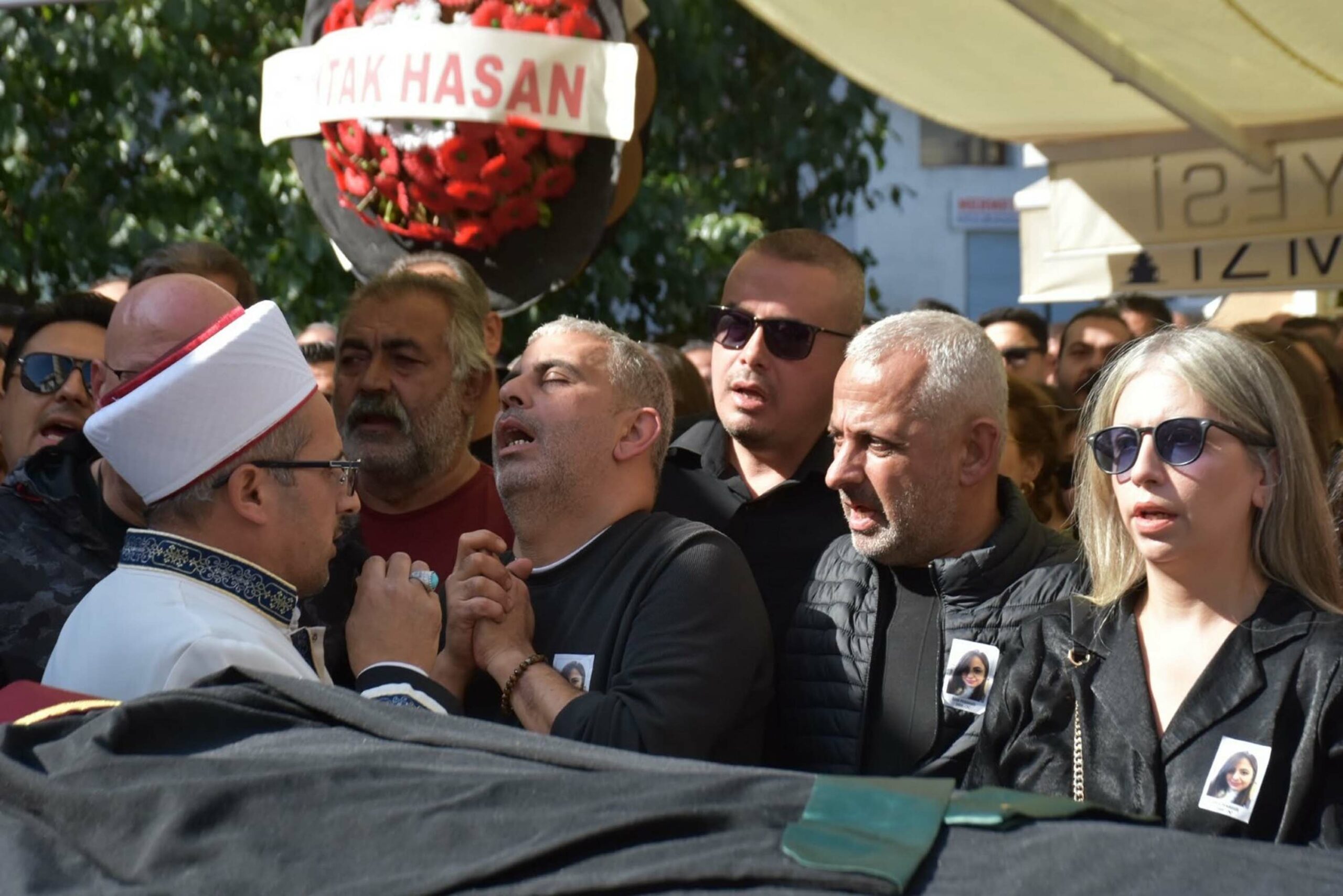 Nişanlısının öldürdüğü Özge, tabutuna konulan avukat cübbesiyle son yolculuğuna uğurlandı