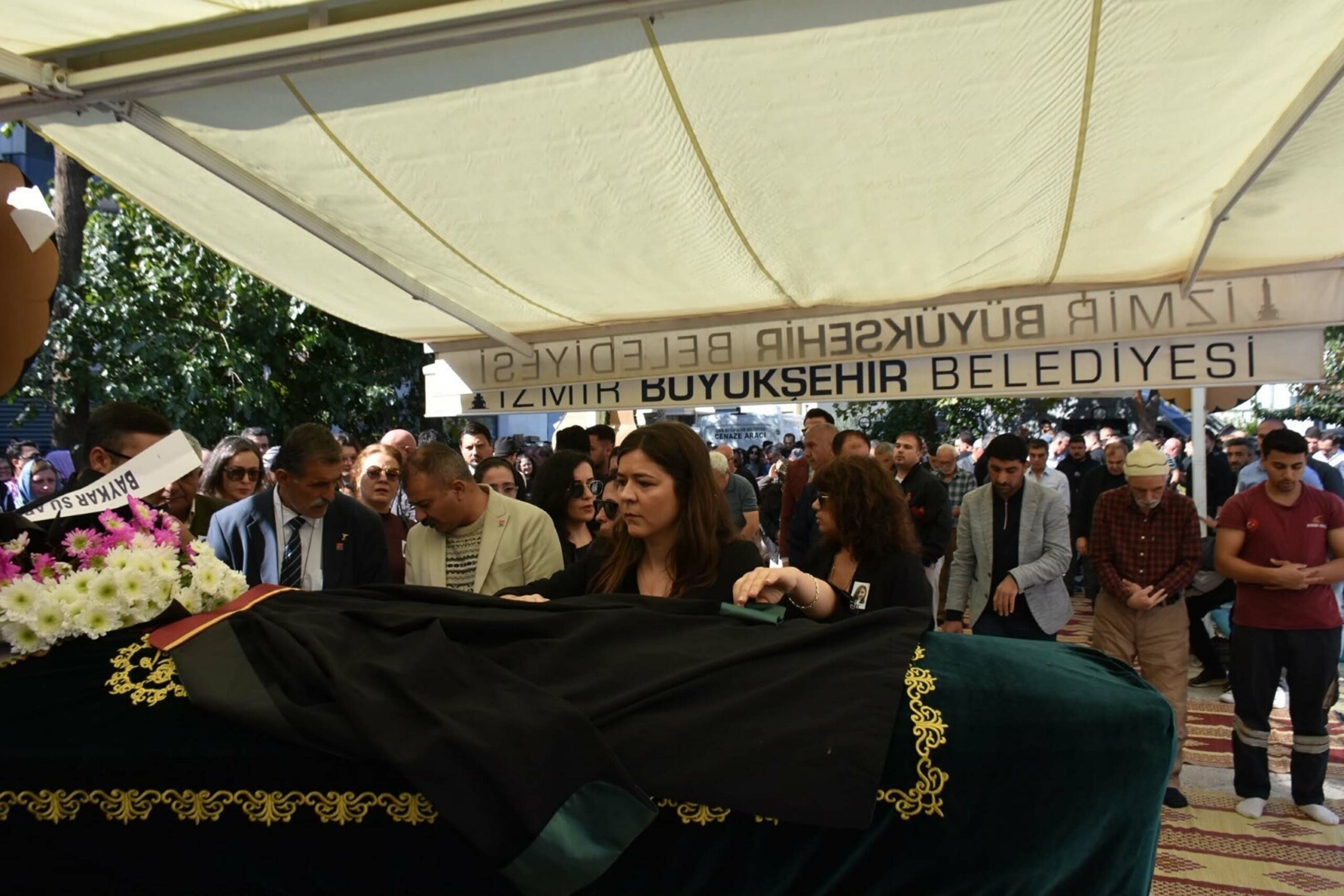 Nişanlısının öldürdüğü Özge, tabutuna konulan avukat cübbesiyle son yolculuğuna uğurlandı