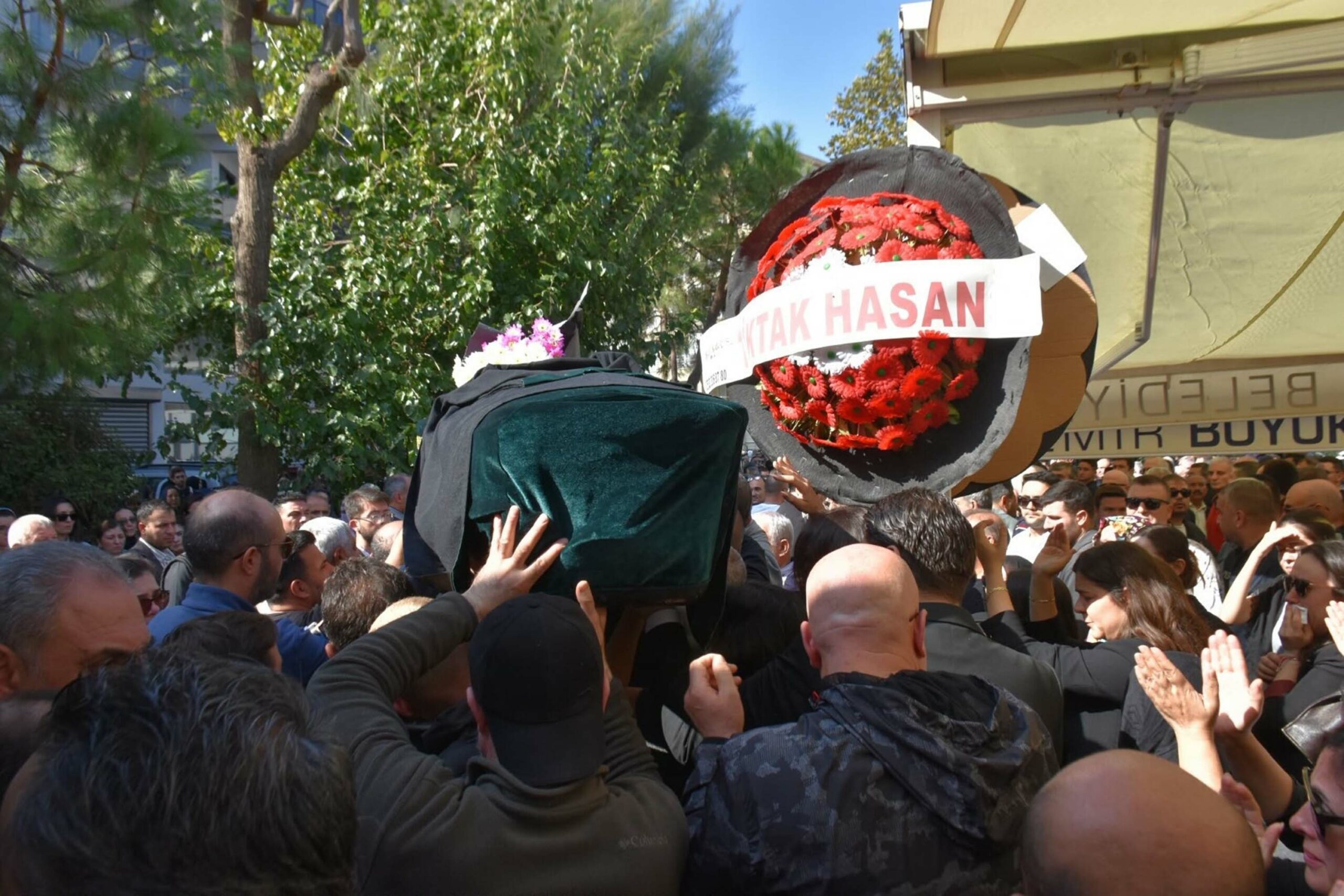 Nişanlısının öldürdüğü Özge, tabutuna konulan avukat cübbesiyle son yolculuğuna uğurlandı