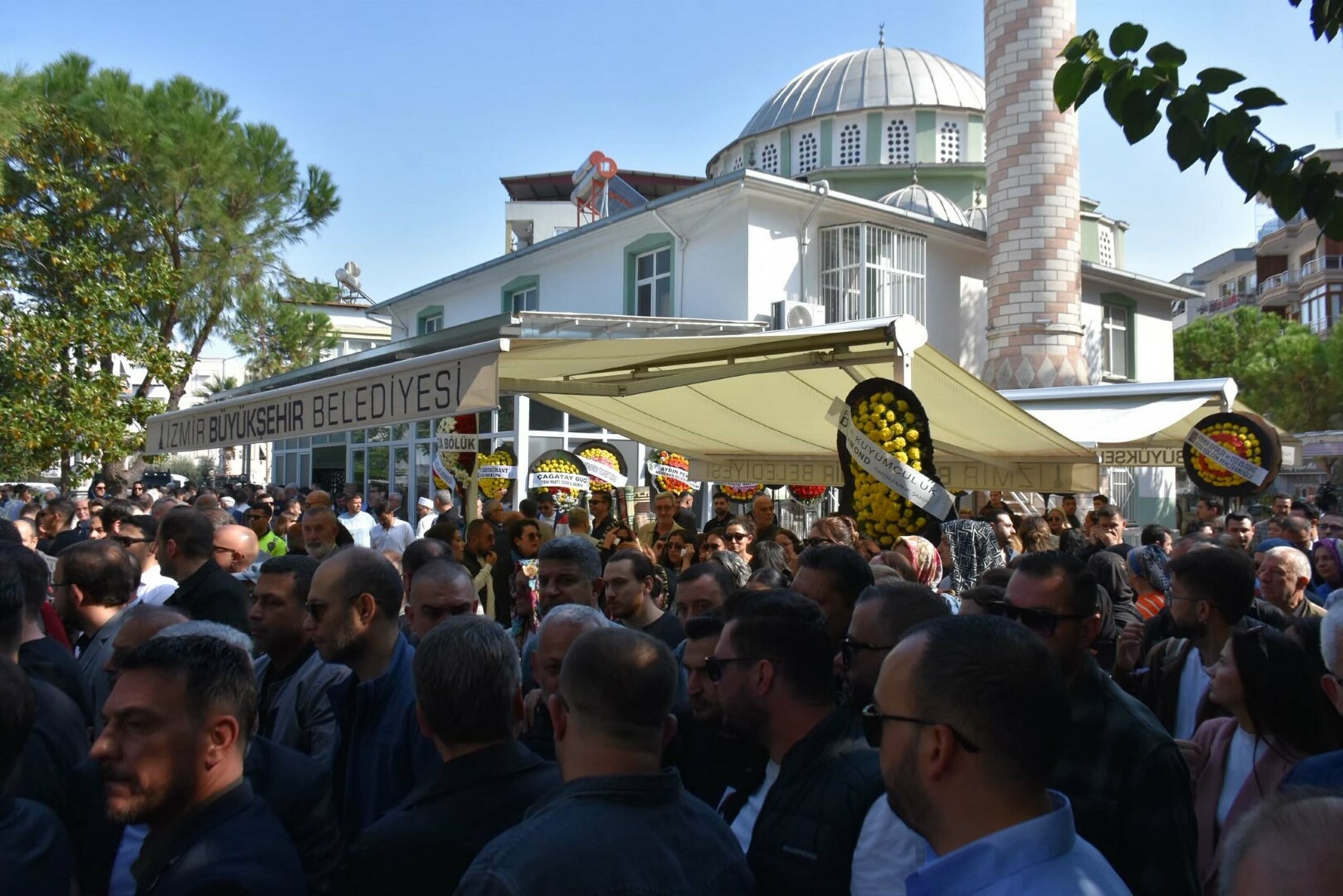 Nişanlısının öldürdüğü Özge, tabutuna konulan avukat cübbesiyle son yolculuğuna uğurlandı