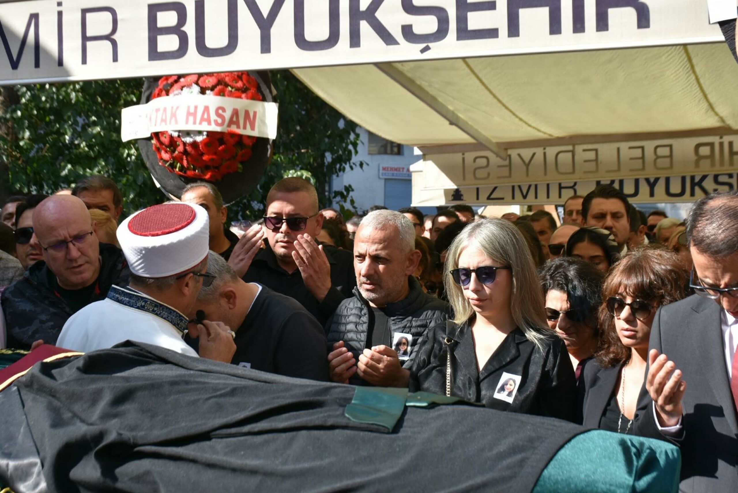 Nişanlısının öldürdüğü Özge, tabutuna konulan avukat cübbesiyle son yolculuğuna uğurlandı