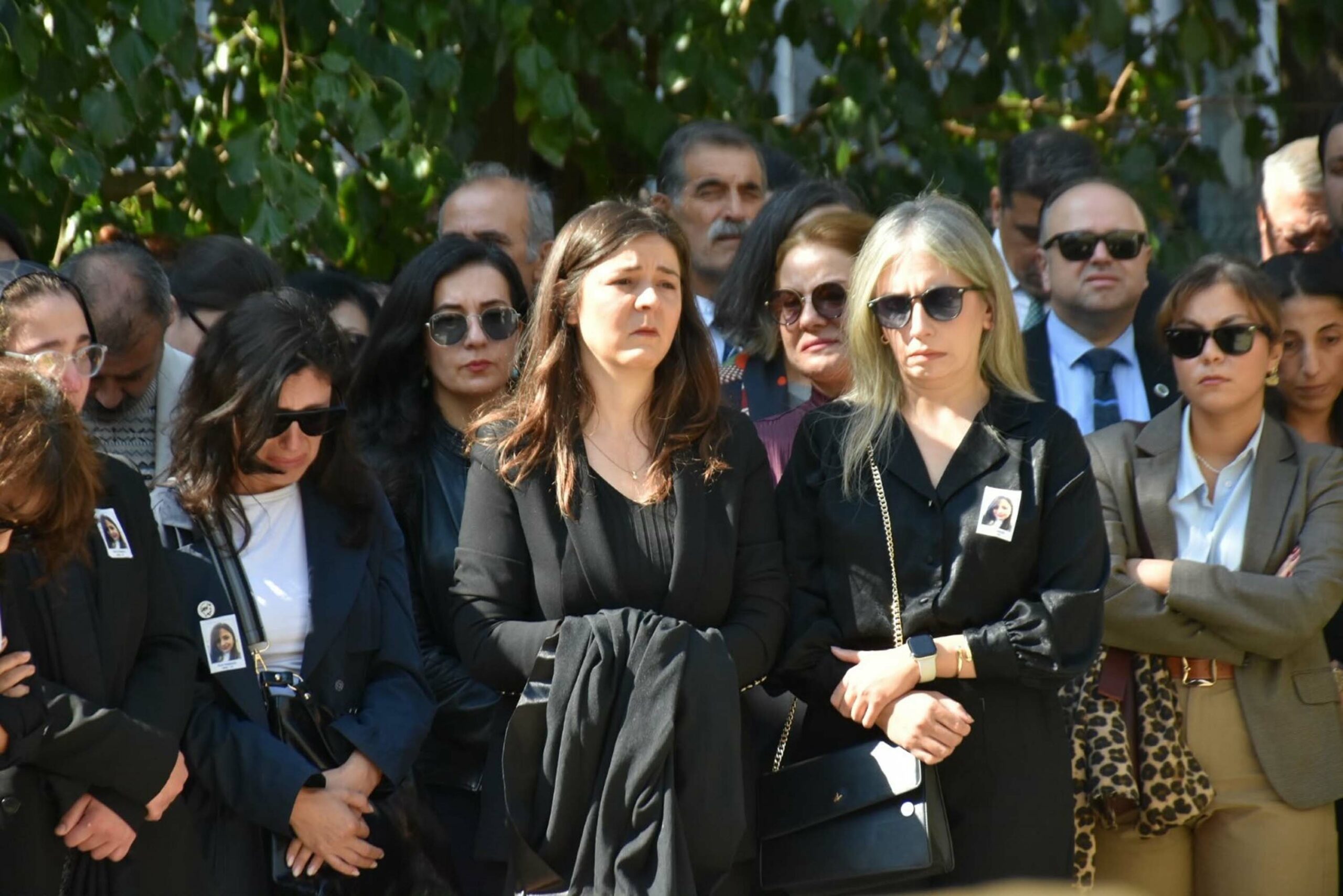 Nişanlısının öldürdüğü Özge, tabutuna konulan avukat cübbesiyle son yolculuğuna uğurlandı