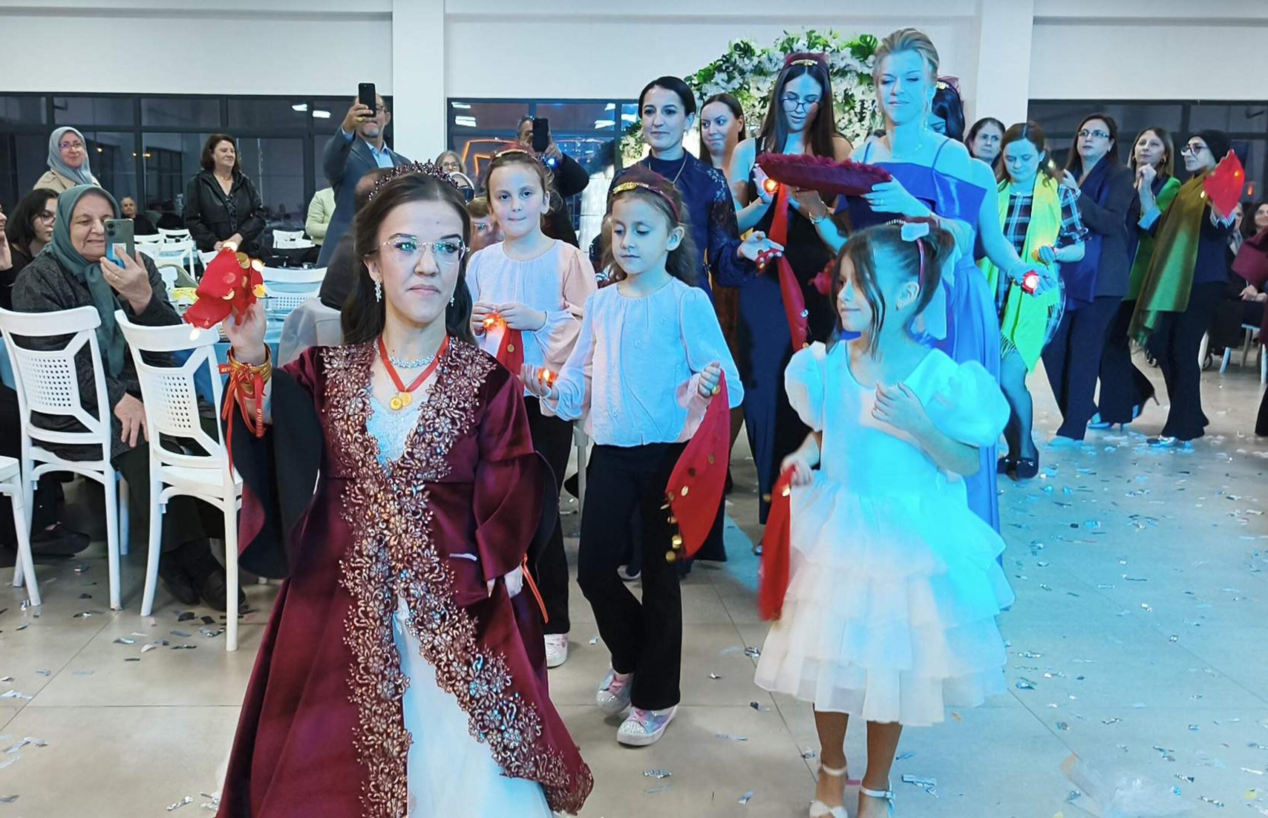 Akondroplazi hastası çift, dünyaevine girdi