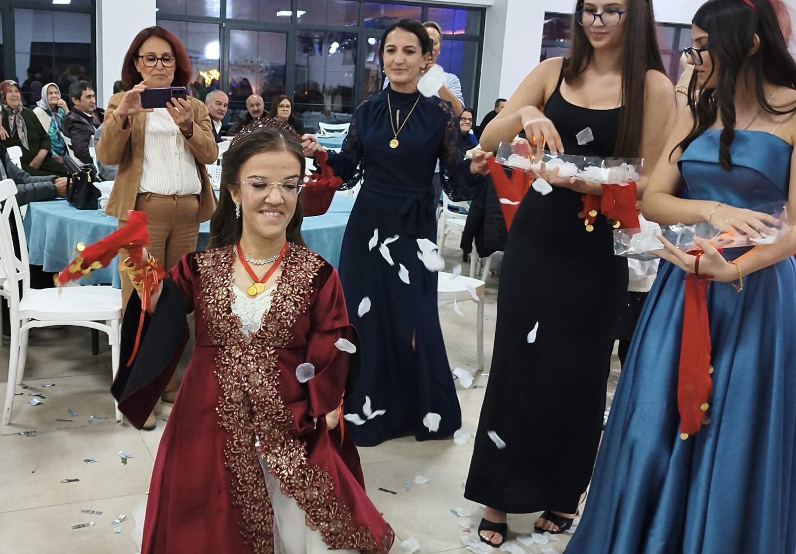Akondroplazi hastası çift, dünyaevine girdi