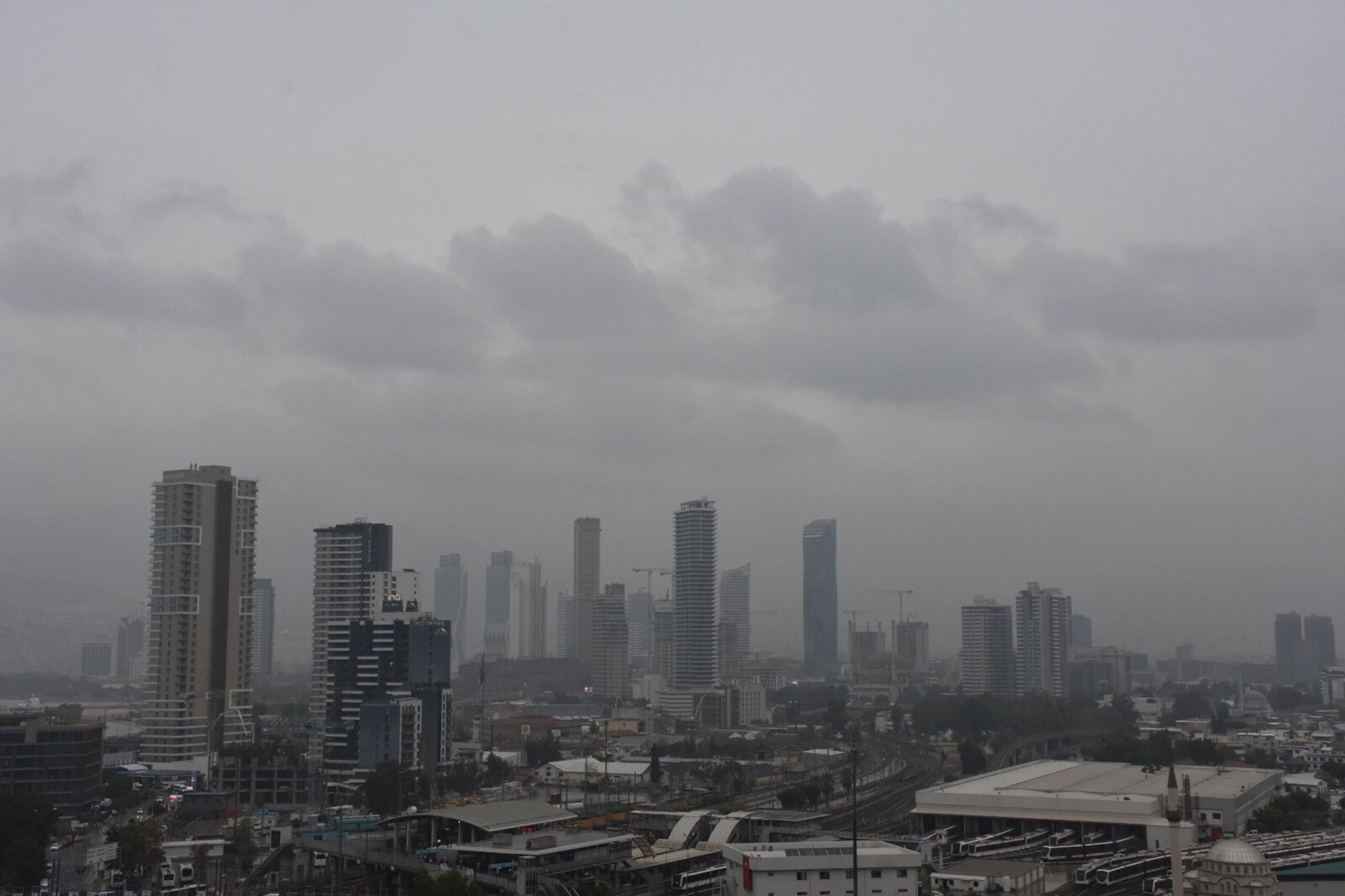 İzmir'i sis bulutu kapladı