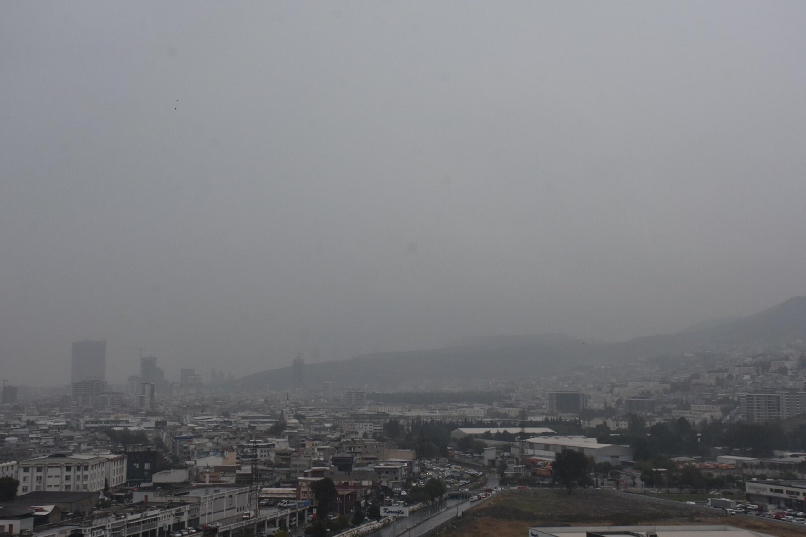 İzmir'i sis bulutu kapladı
