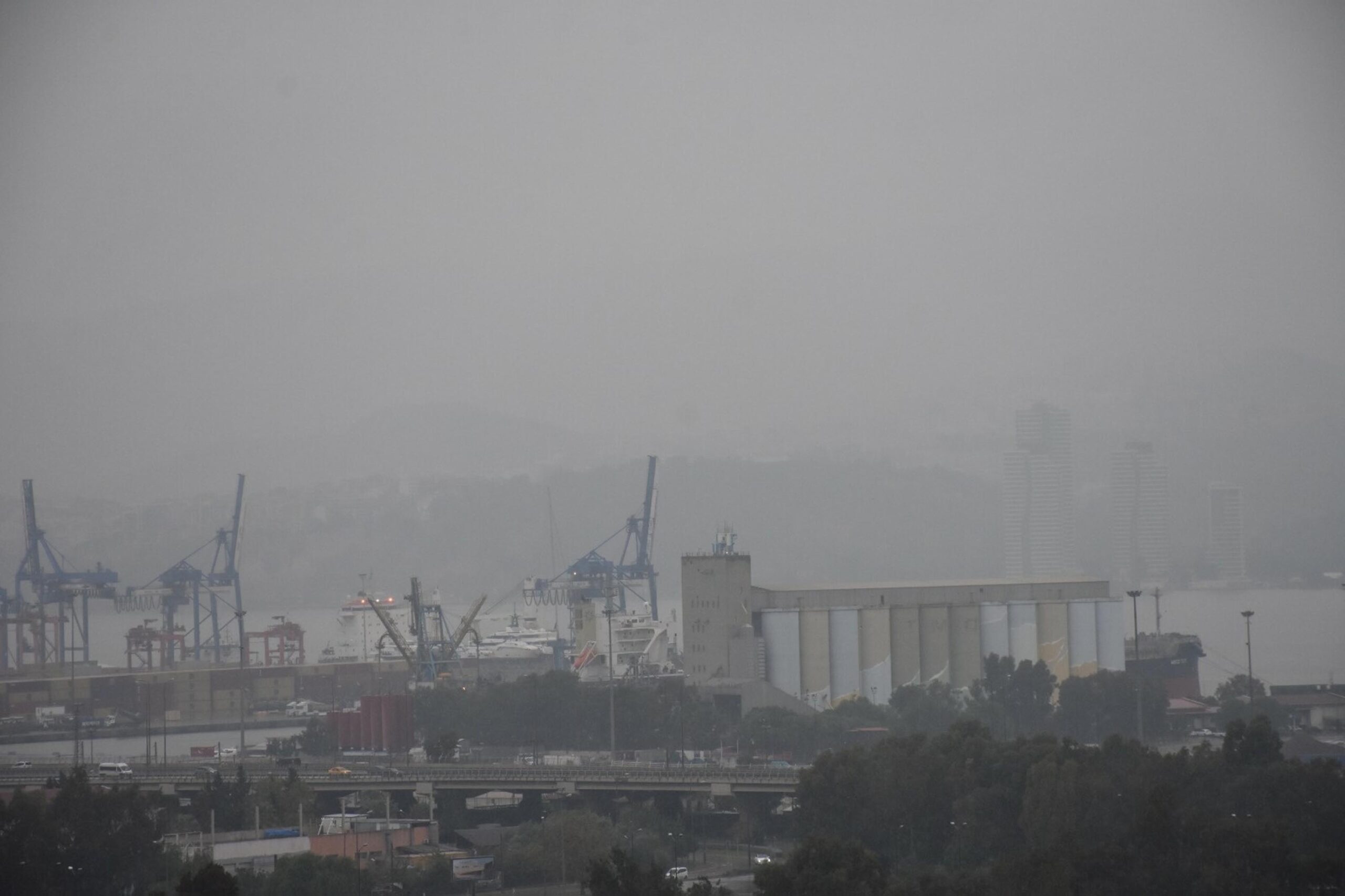 İzmir'i sis bulutu kapladı