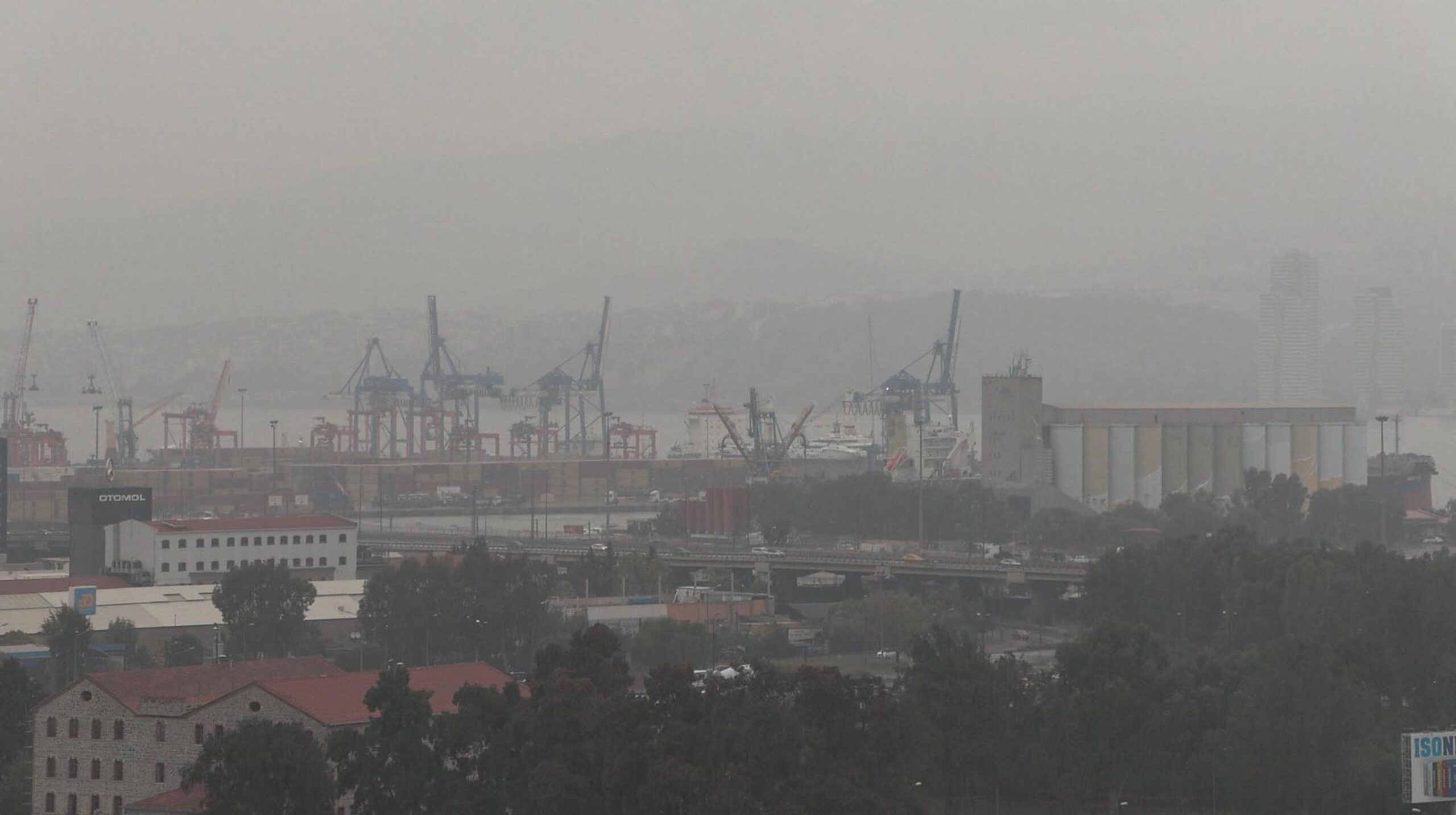 İzmir'i sis bulutu kapladı