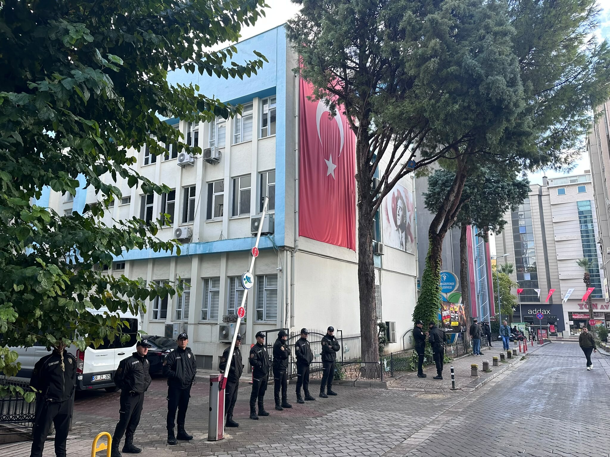 Merkezefendi Belediyesi'ne operasyon; Başkan Şeniz Doğan ve eşinin de olduğu şüphelilere gözaltı