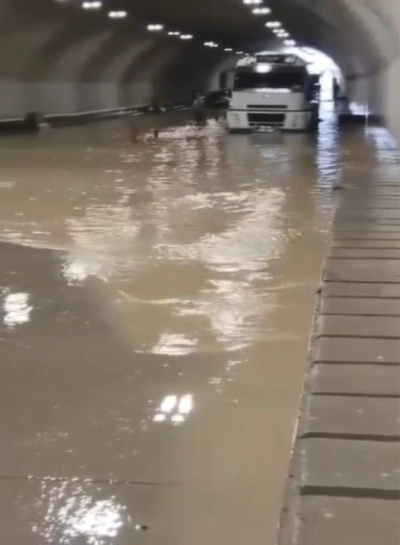 Pendik'te sağanağın ardından tüneli su bastı