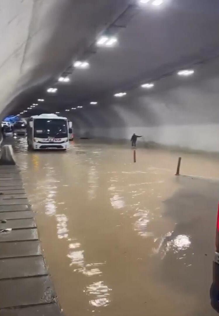Pendik'te sağanağın ardından tüneli su bastı